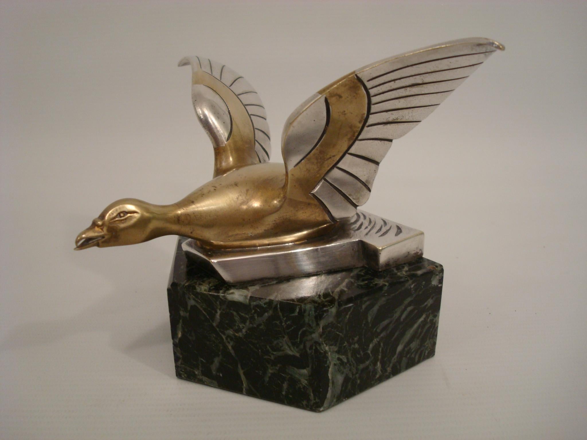 Art Deco Silvered Bronze Sculpture / Paperweight of a Goose. made in  France 1920´s.
Silvered Bronze figure of a flying goose. Mounted over a marble base. Signed F. H. Danvin and stamped made in france. 
Perfect Gift for a sportsman or a hunter.