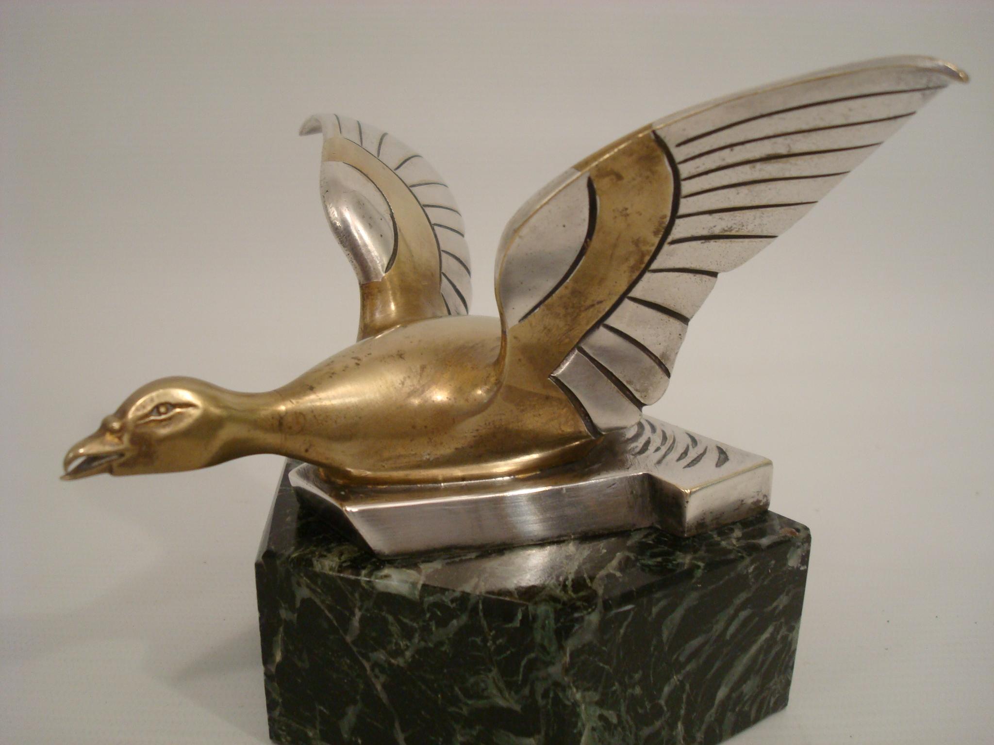 Art déco Sculpture / presse-papier en bronze argenté Art Déco représentant une oie volante. The S.S France en vente