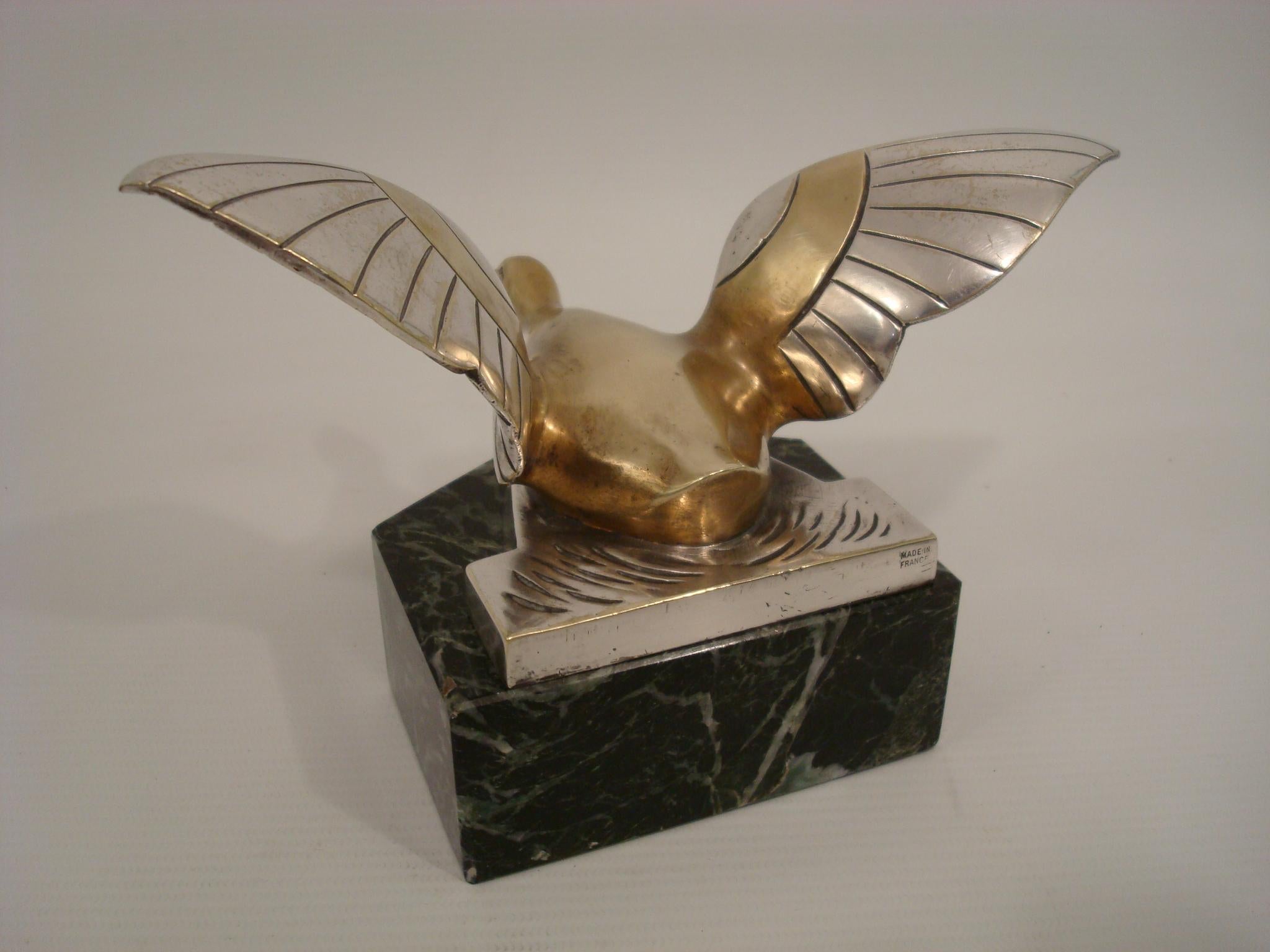 Français Sculpture / presse-papier en bronze argenté Art Déco représentant une oie volante. The S.S France en vente