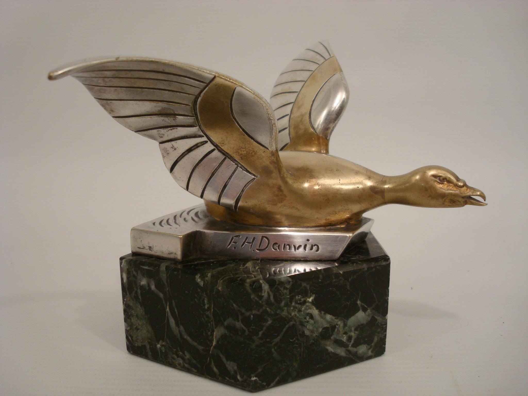 Sculpture / presse-papier en bronze argenté Art Déco représentant une oie volante. The S.S France Bon état - En vente à Buenos Aires, Olivos