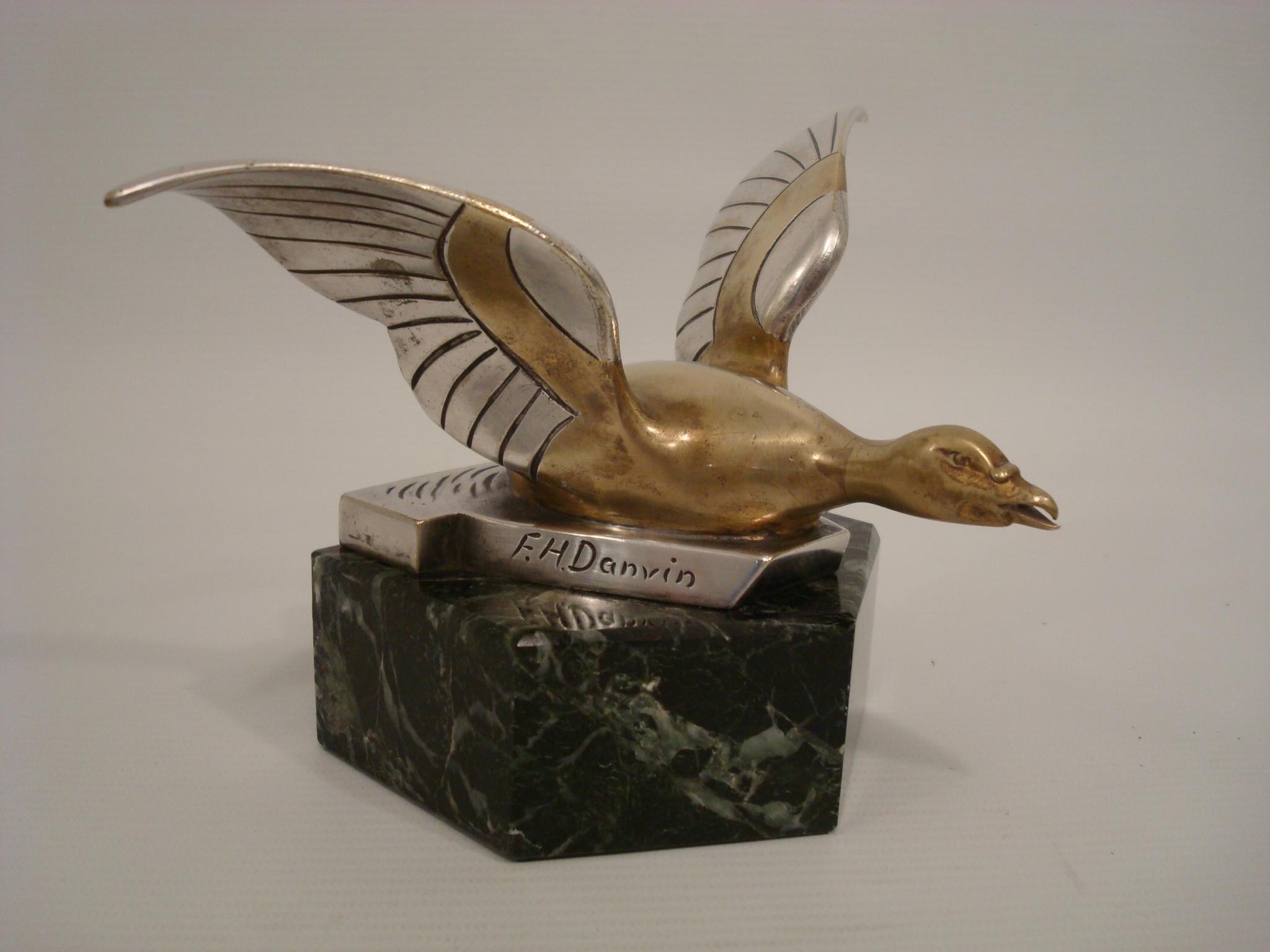 Bronze Sculpture / presse-papier en bronze argenté Art Déco représentant une oie volante. The S.S France en vente
