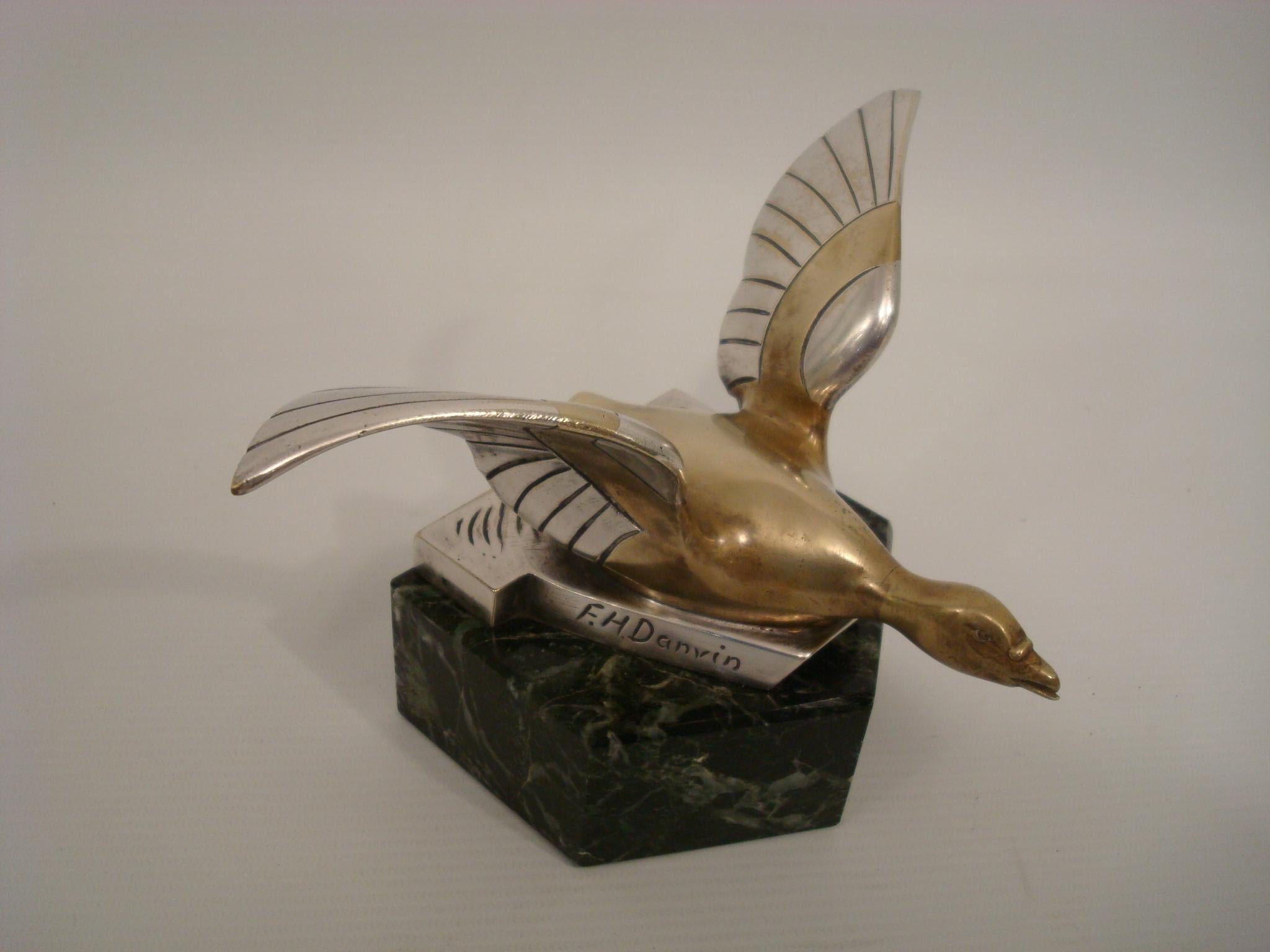 Sculpture / presse-papier en bronze argenté Art Déco représentant une oie volante. The S.S France en vente 1