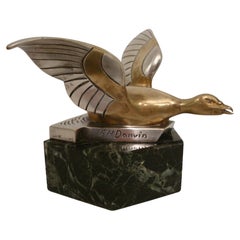 Sculpture / presse-papier en bronze argenté Art Déco représentant une oie volante. The S.S France