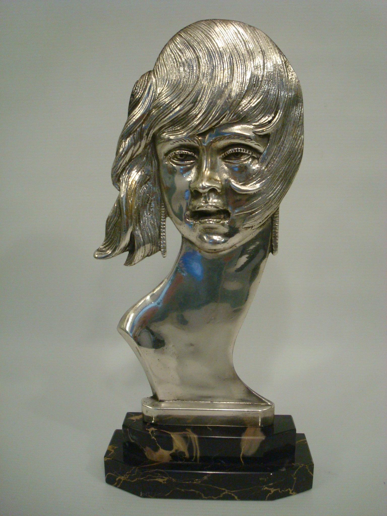 Art Deco bust of a woman. Silvered bronze sculpture of a lady.
Mounted over a Italian marble base. France 1930's.
Perfect desk piece or paperweight.