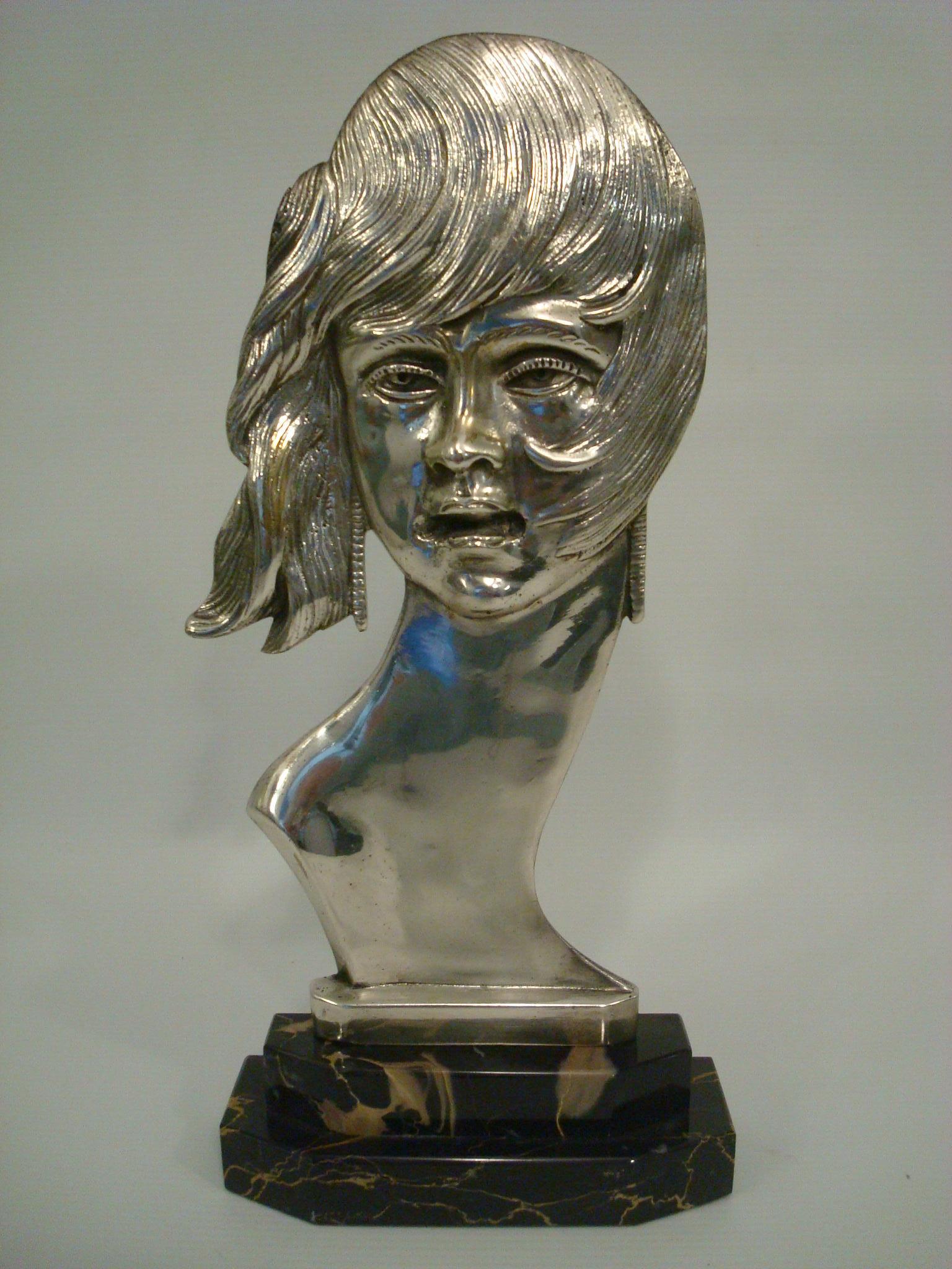 Français Tête / Sculpture de buste en bronze argenté Art Déco d'une femme / France, 1930 en vente