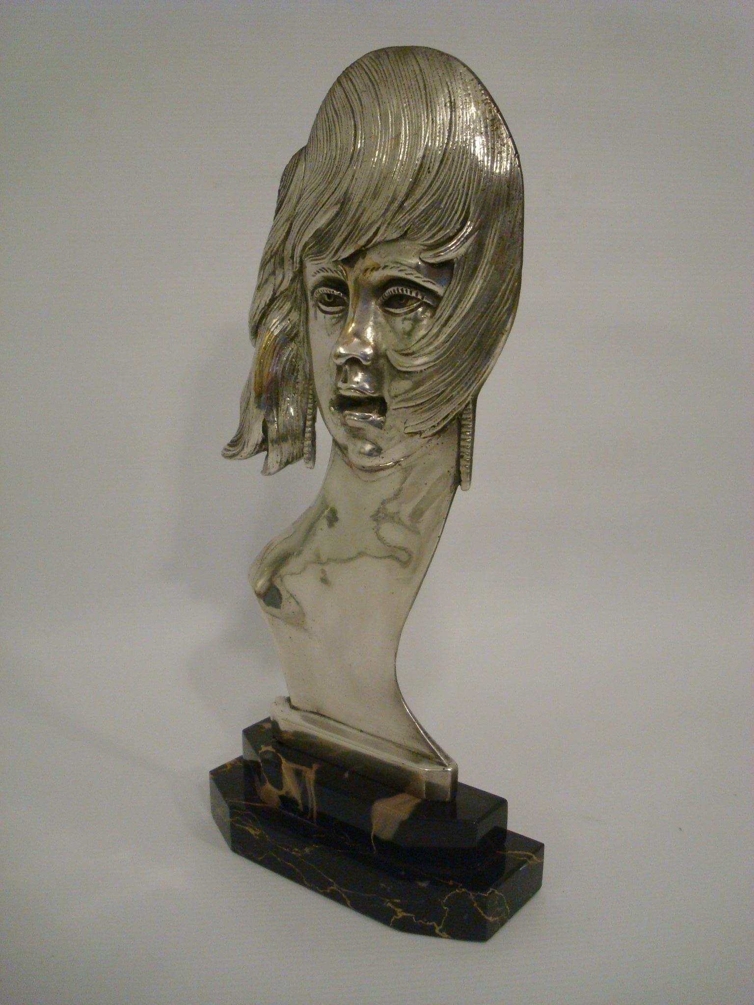 Argenté Tête / Sculpture de buste en bronze argenté Art Déco d'une femme / France, 1930 en vente