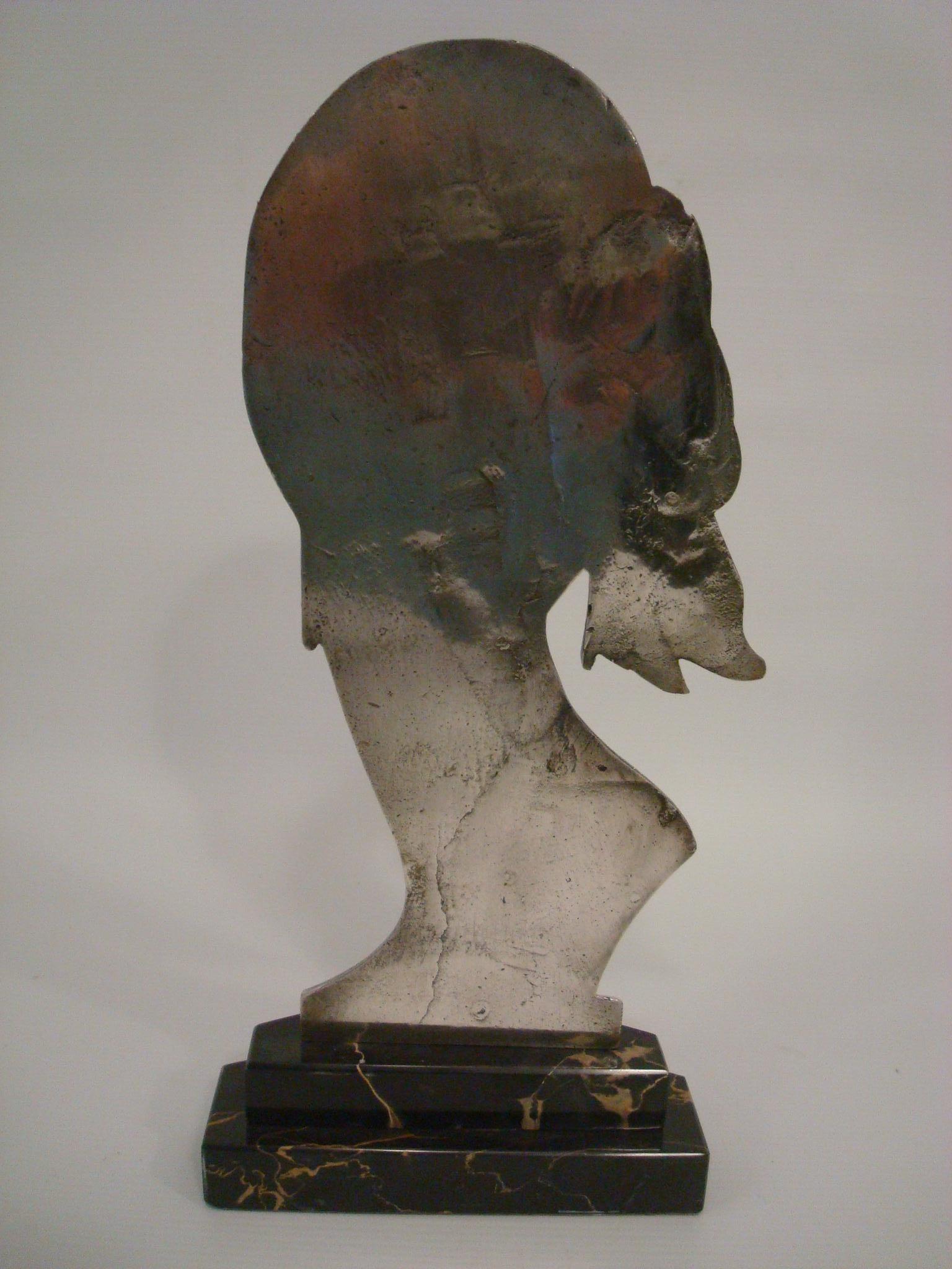 20ième siècle Tête / Sculpture de buste en bronze argenté Art Déco d'une femme / France, 1930 en vente