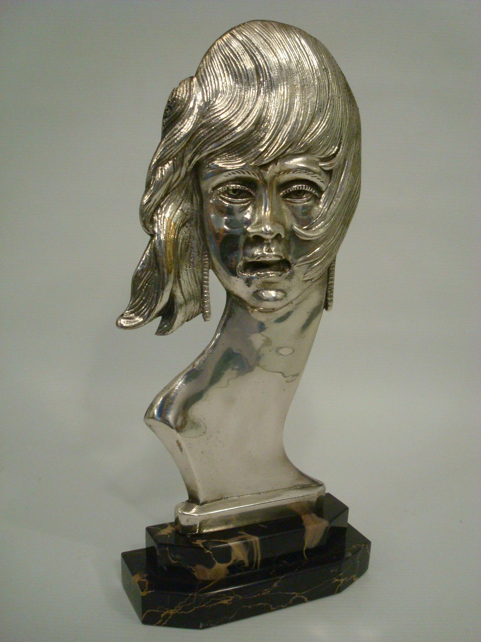 Bronze Tête / Sculpture de buste en bronze argenté Art Déco d'une femme / France, 1930 en vente