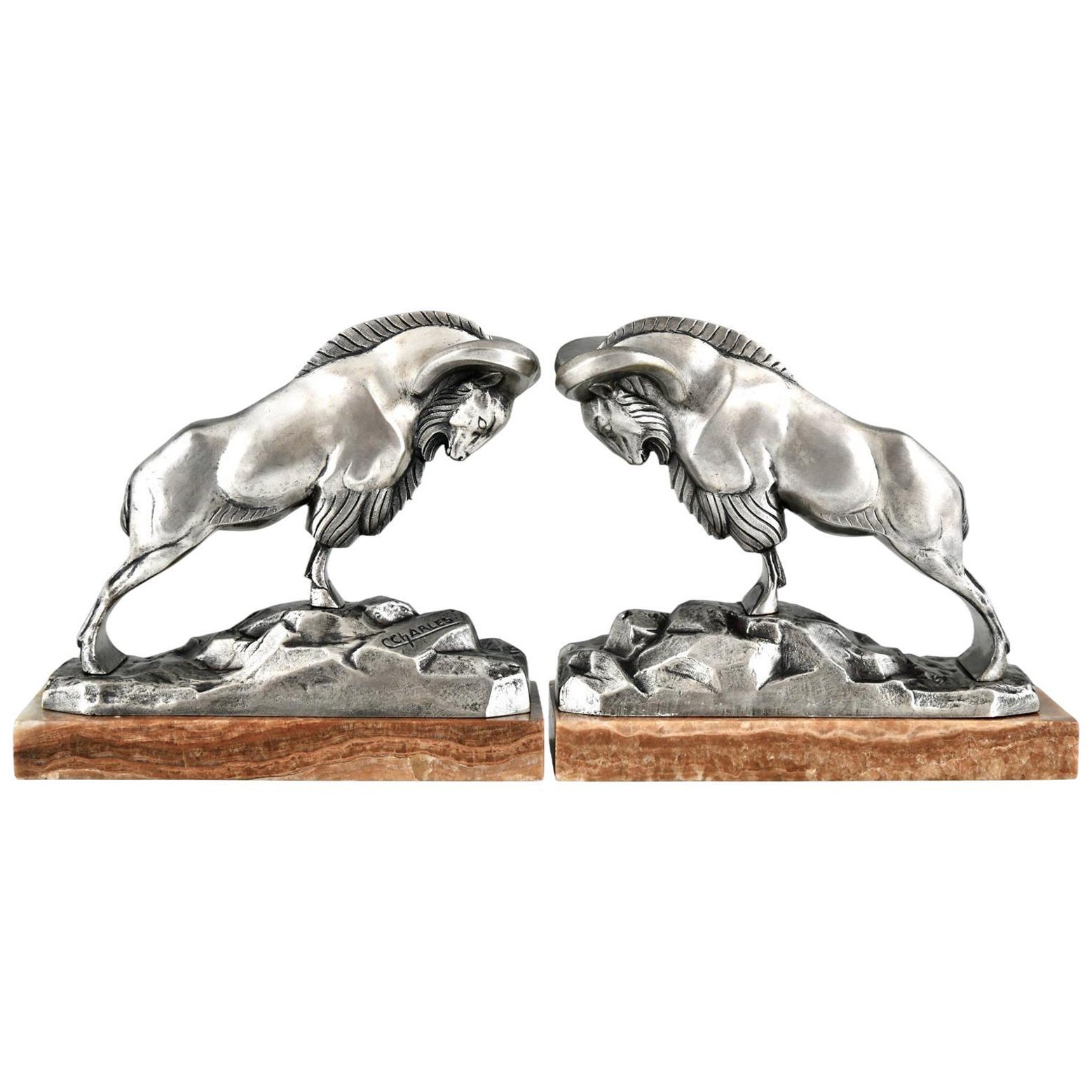 Buchstützen aus versilberter Bronze mit Ibex im Art déco-Stil, signiert von C. Charles. im Angebot