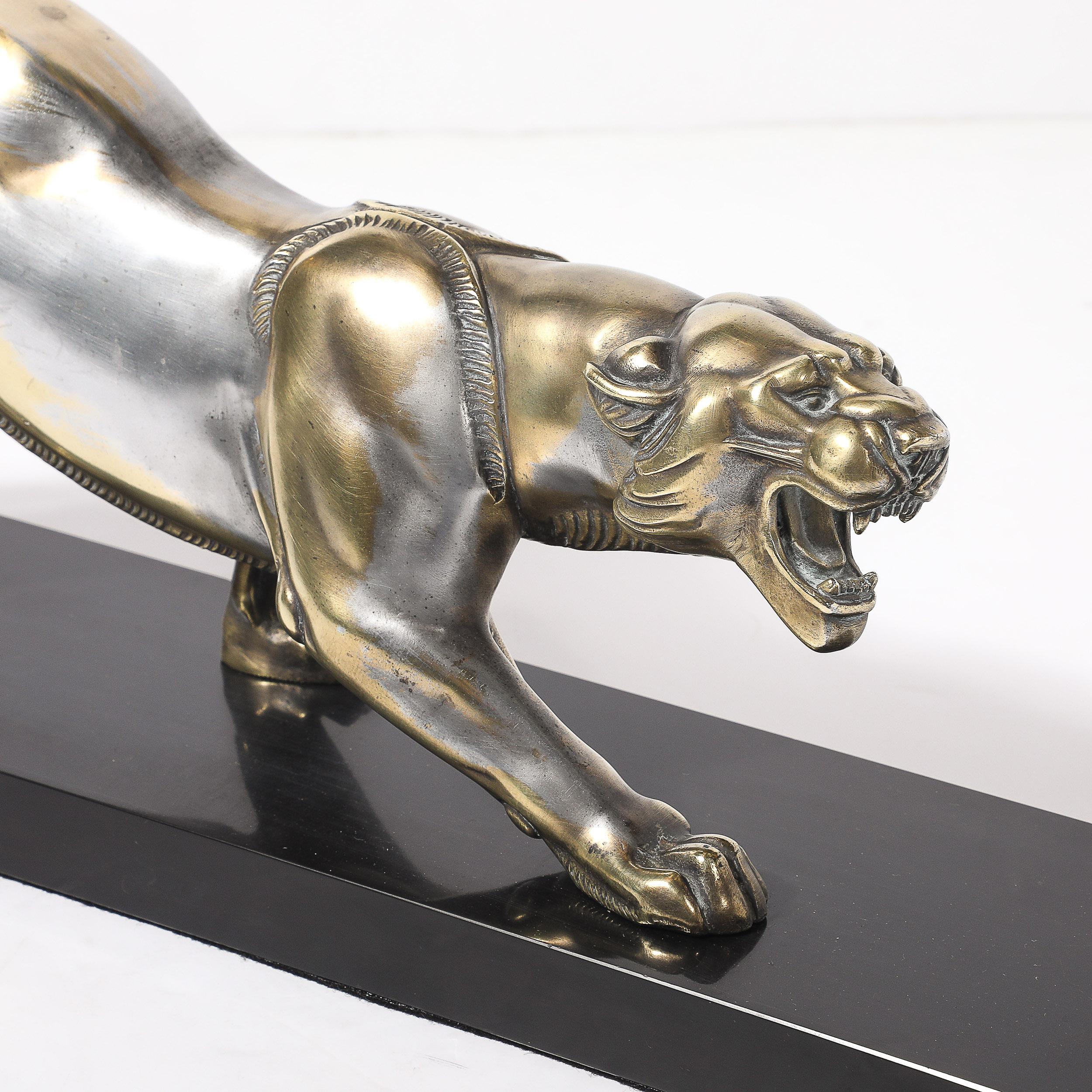 Sculpture Art Déco en bronze argenté représentant un lion sur une base en marbre noir en vente 2
