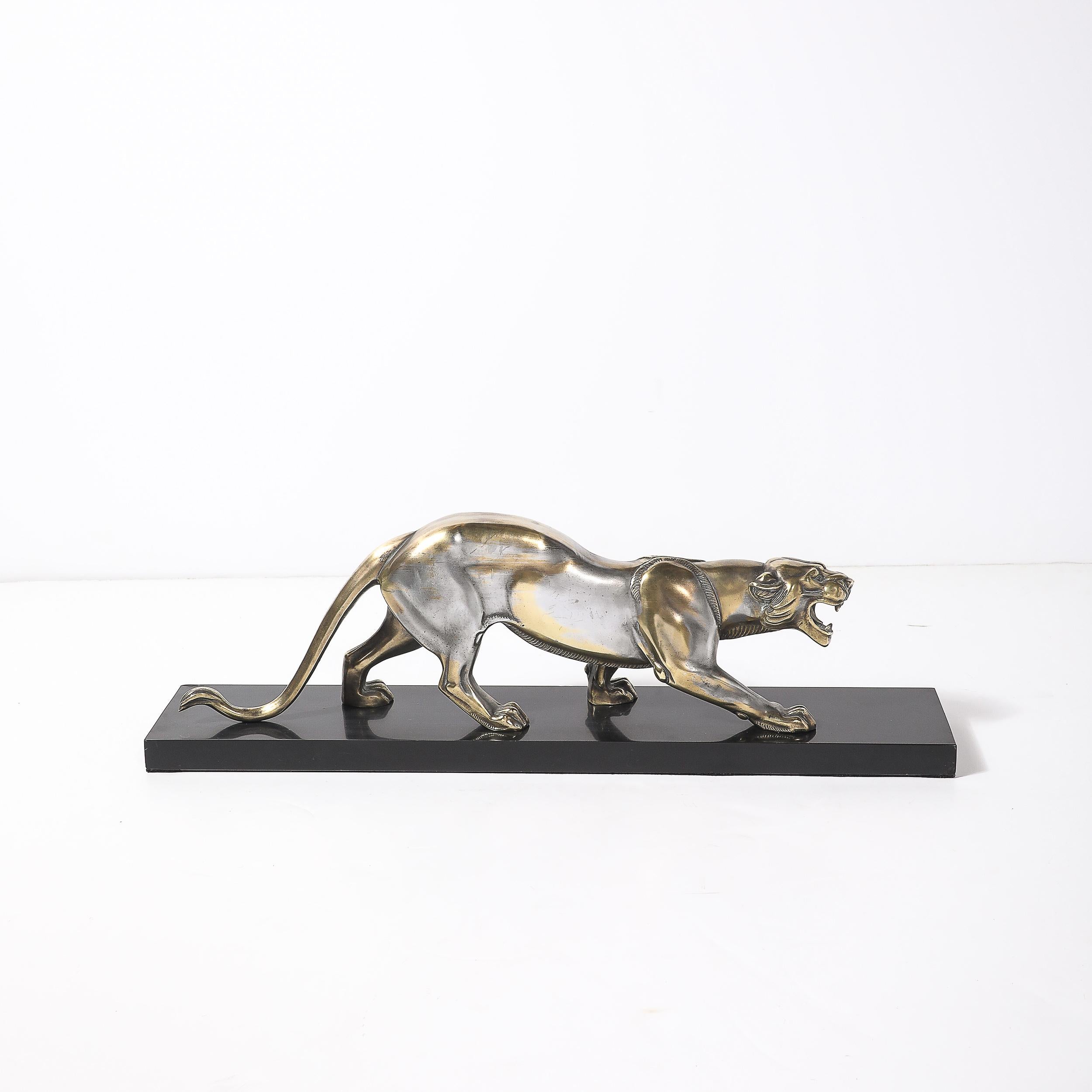 Sculpture Art Déco en bronze argenté représentant un lion sur une base en marbre noir en vente 3