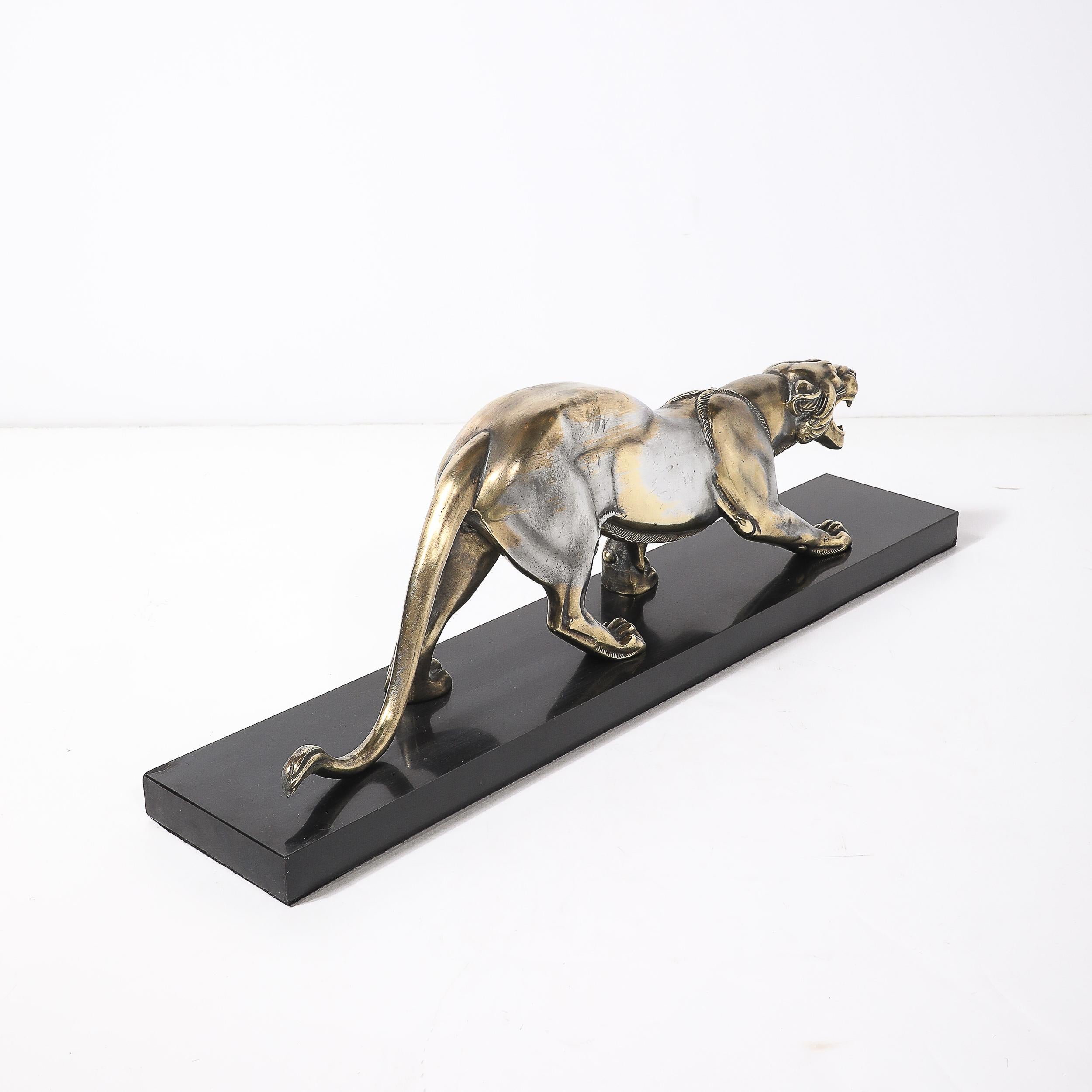 Sculpture Art Déco en bronze argenté représentant un lion sur une base en marbre noir en vente 7