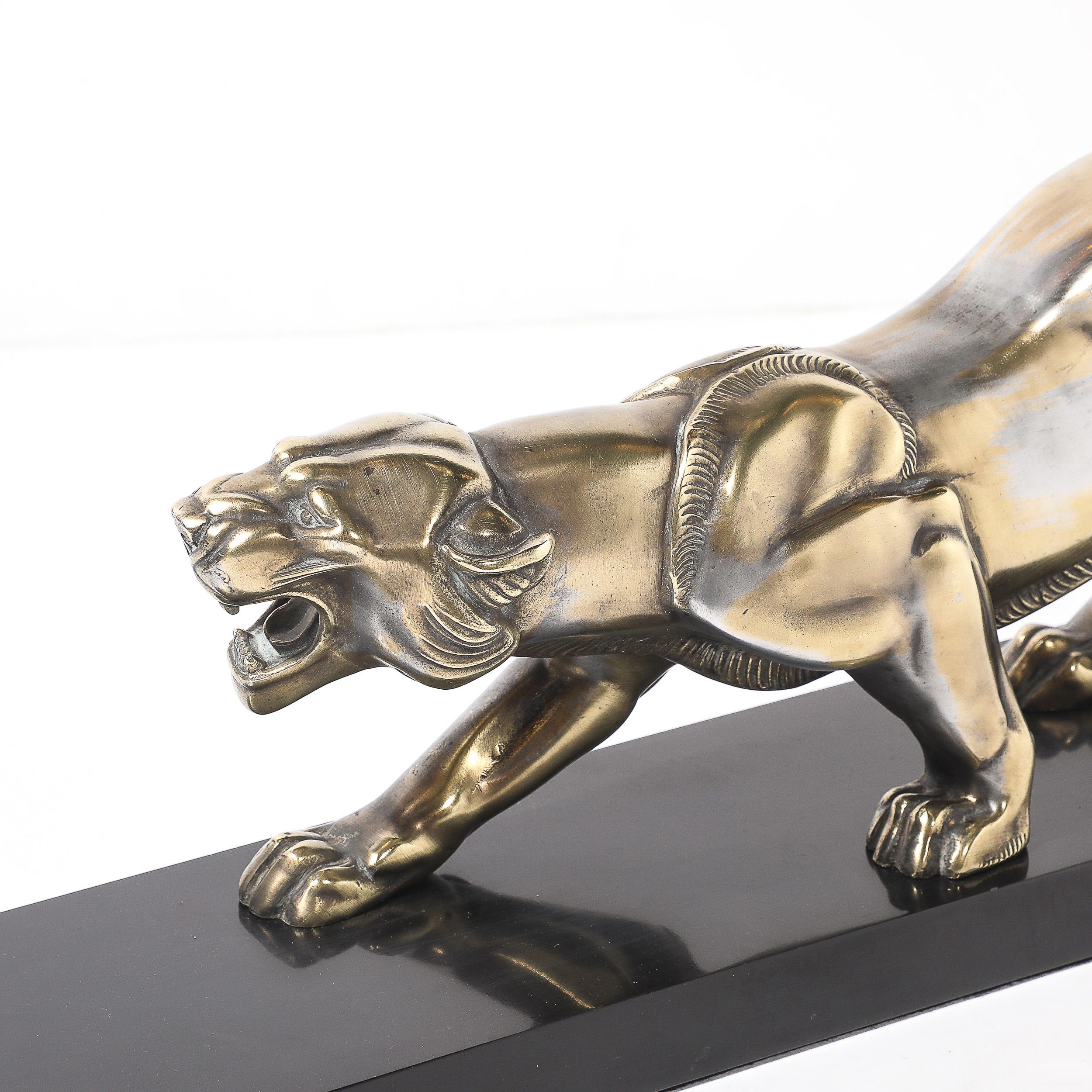 Art déco Sculpture Art Déco en bronze argenté représentant un lion sur une base en marbre noir en vente