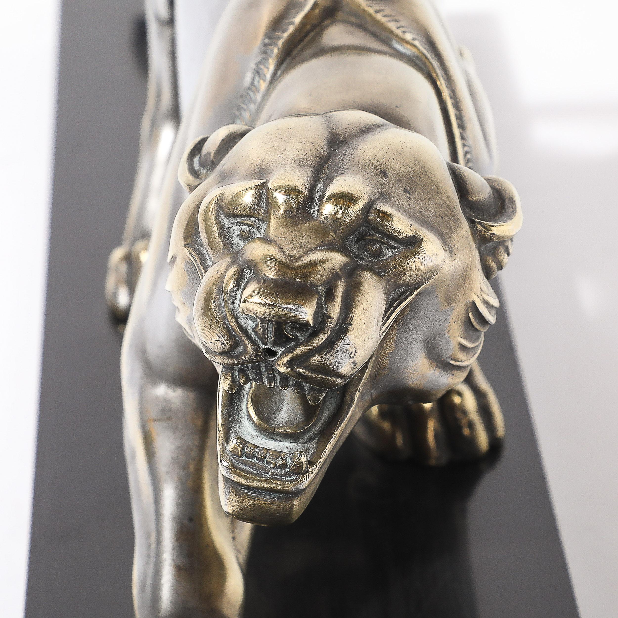 Français Sculpture Art Déco en bronze argenté représentant un lion sur une base en marbre noir en vente