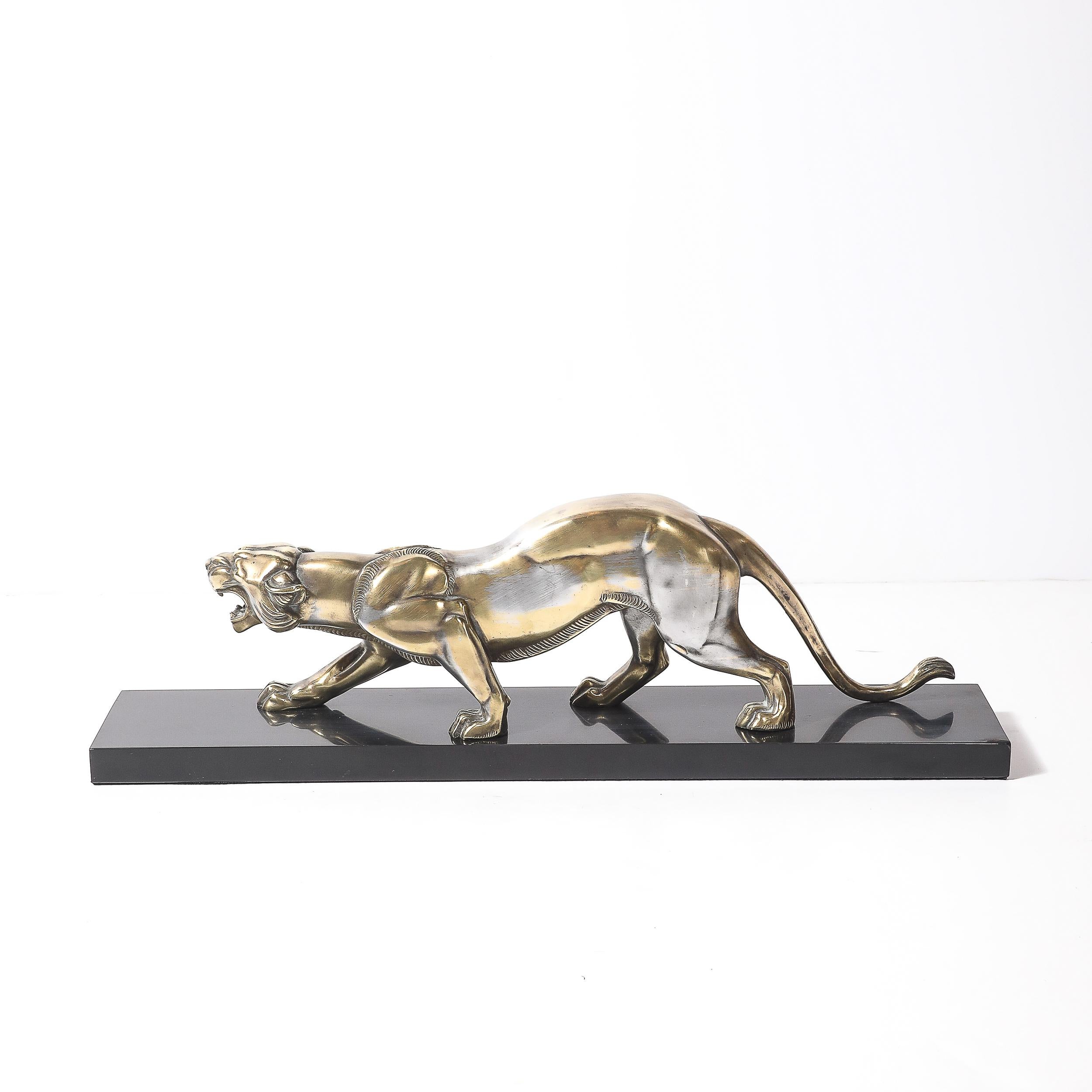 Argenté Sculpture Art Déco en bronze argenté représentant un lion sur une base en marbre noir en vente
