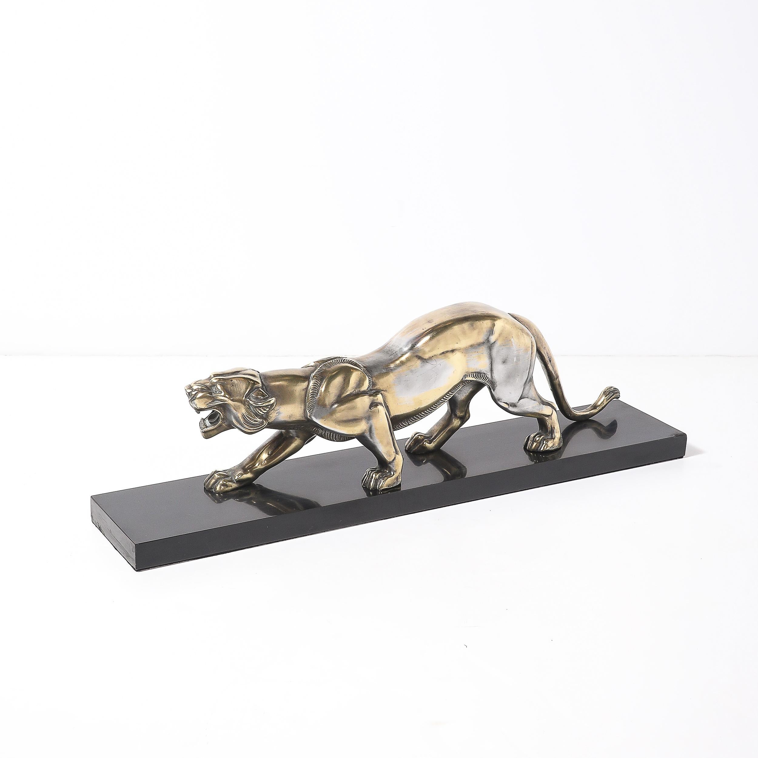 Milieu du XXe siècle Sculpture Art Déco en bronze argenté représentant un lion sur une base en marbre noir en vente