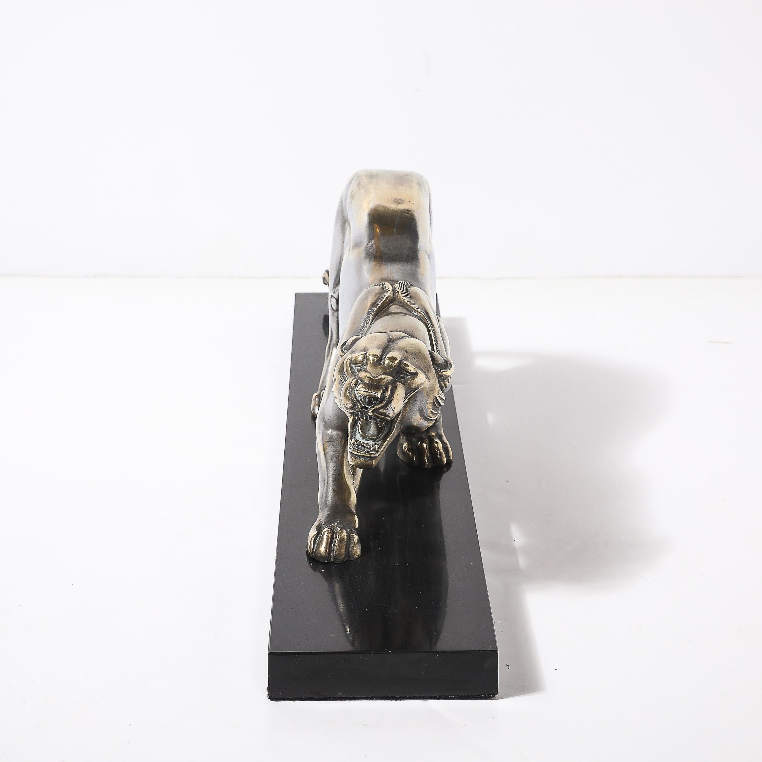 Marbre Sculpture Art Déco en bronze argenté représentant un lion sur une base en marbre noir en vente