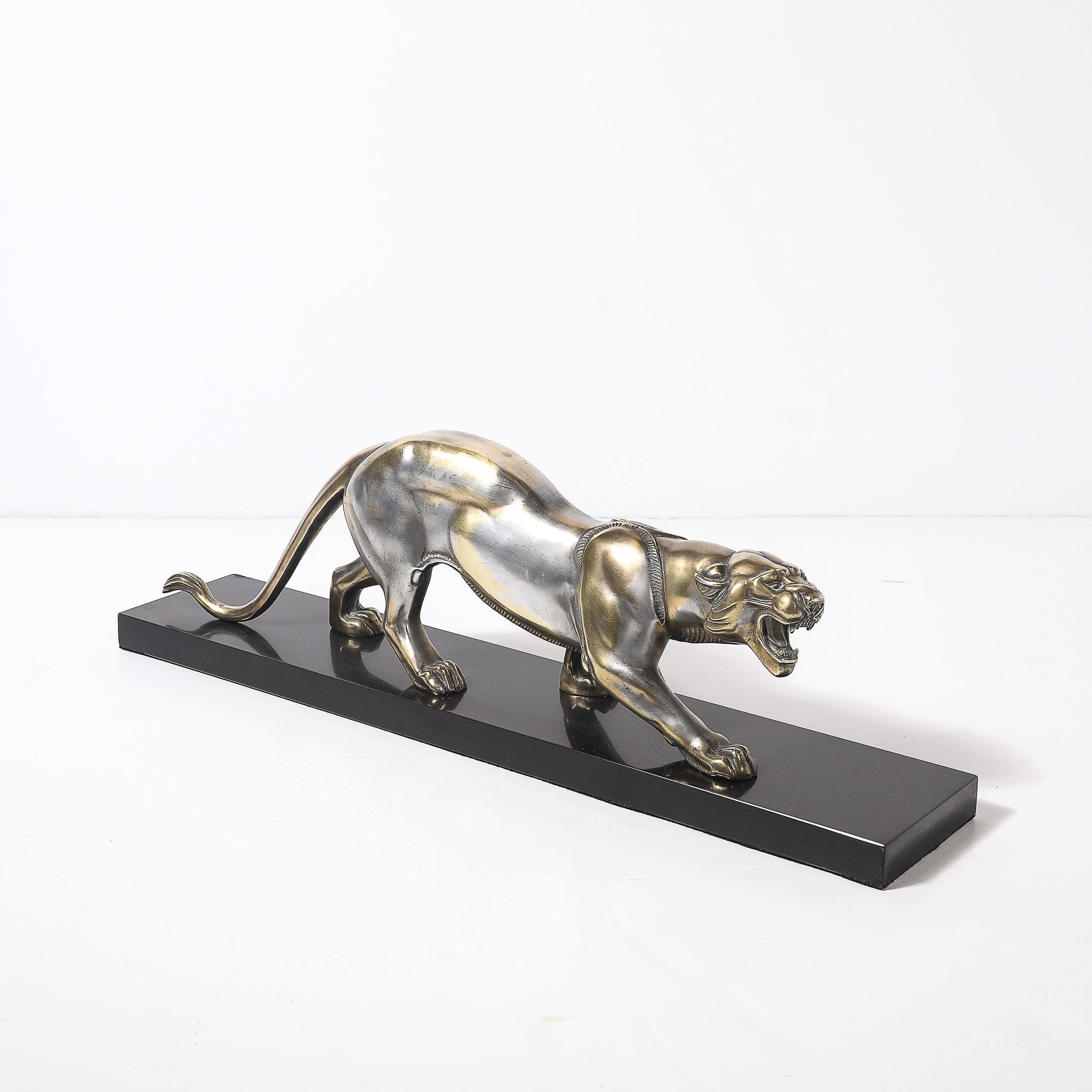 Sculpture Art Déco en bronze argenté représentant un lion sur une base en marbre noir en vente 1