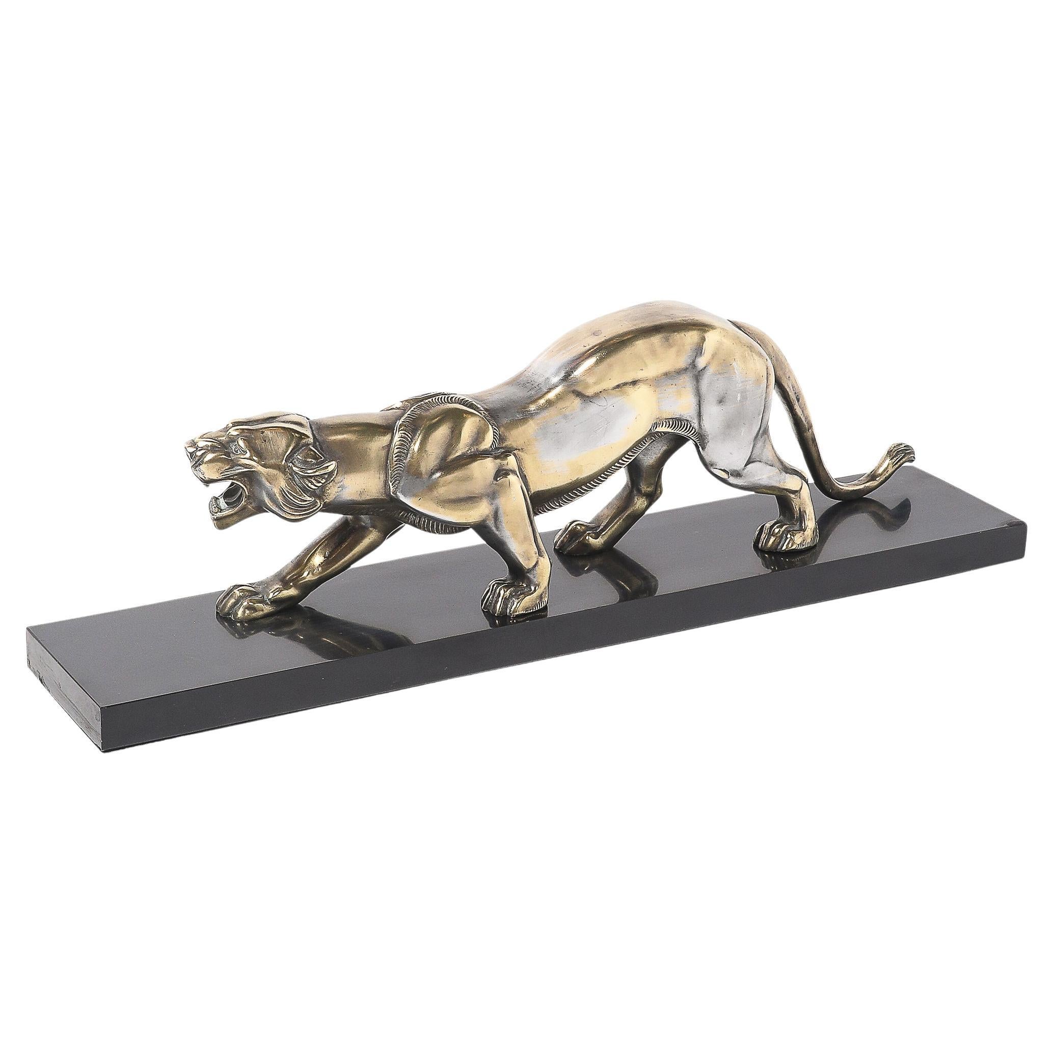 Sculpture Art Déco en bronze argenté représentant un lion sur une base en marbre noir