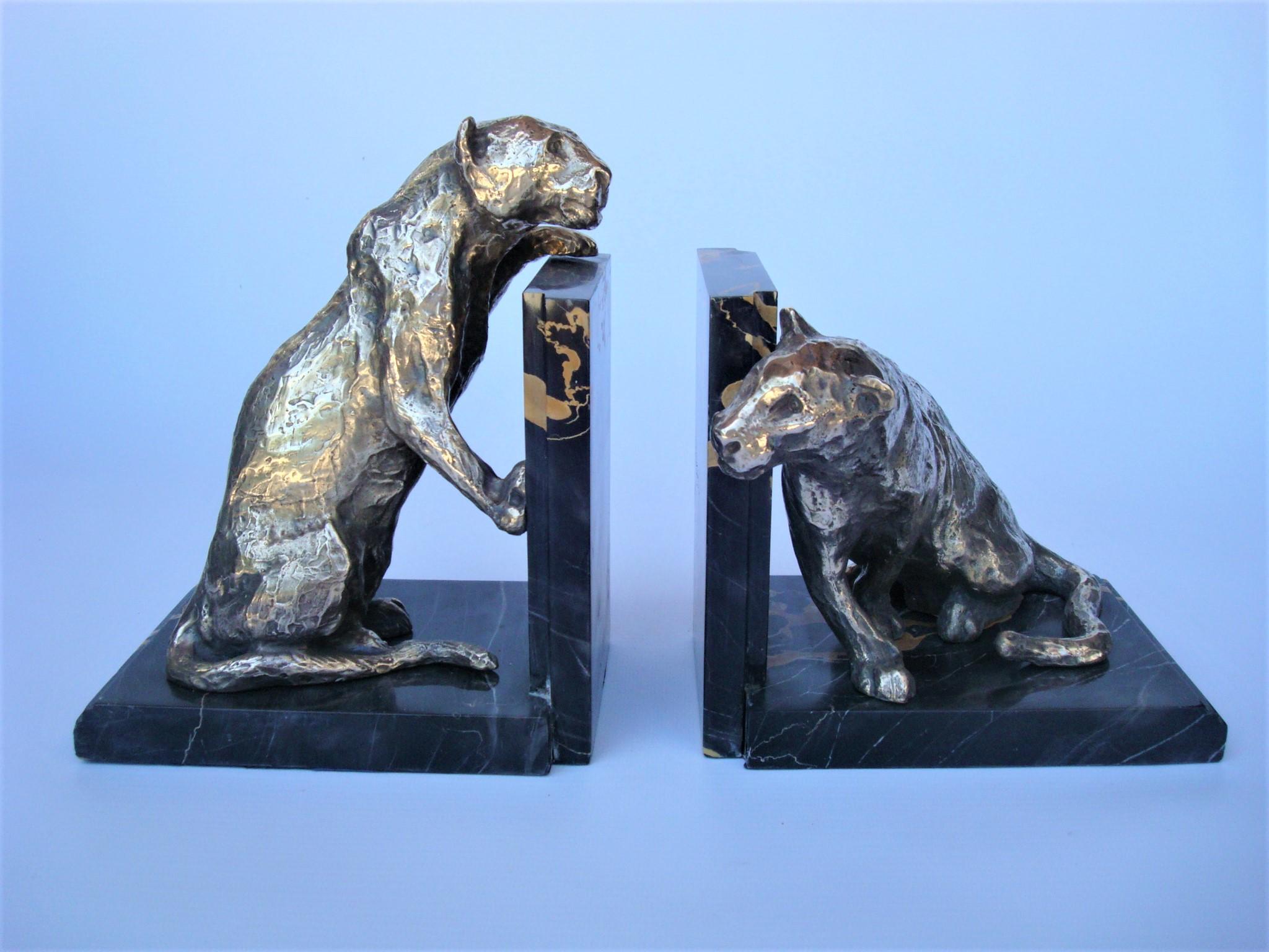 Roger Godchaux (1878 - 1958) : deux lionnes / sculptures
Bronze argenté monté en serre-livres sur des socles en marbre ; tous deux avec une plaque à la base portant l'inscription 