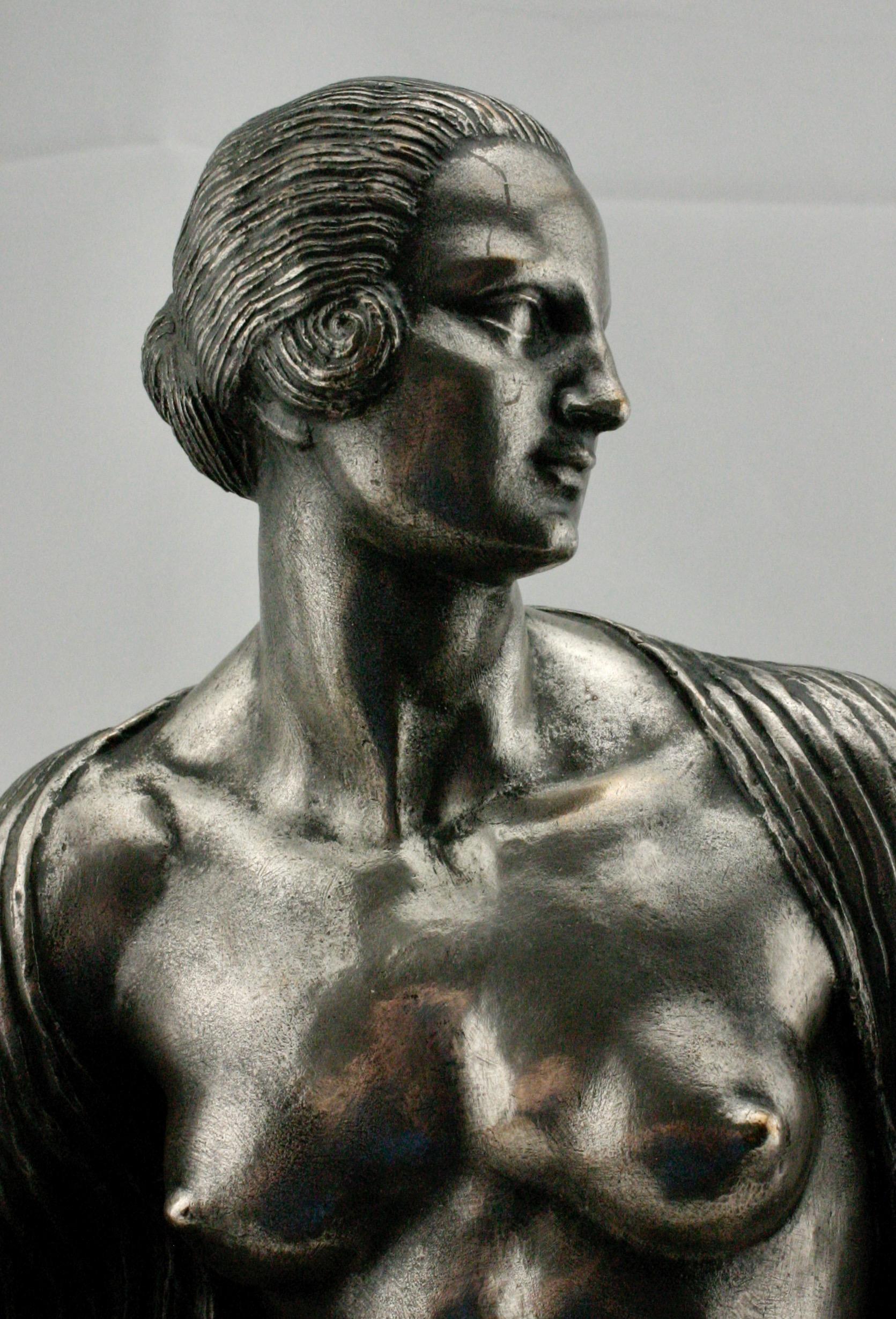 Scultura di nudo in bronzo argentato Art Déco di Joseph Jules Emmanuel Cormier (1869-1950). Scultore prolifico e molto conosciuto, lavorava spesso con il nome di Joe Descomps. Questa scultura è firmata 