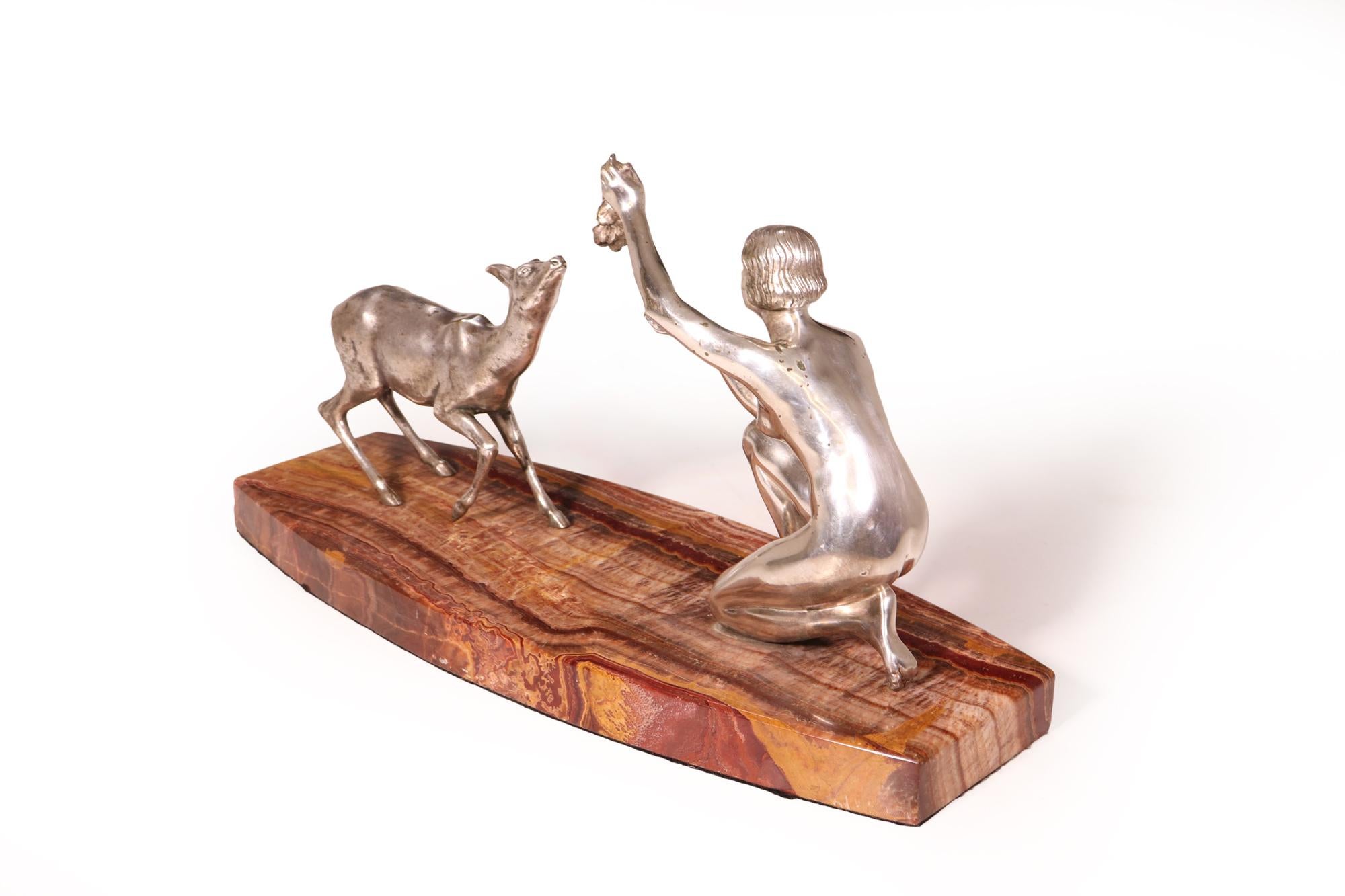 Français Bronze argenté Art Déco représentant une femme nourrissant un cerf par DArte C1930 en vente