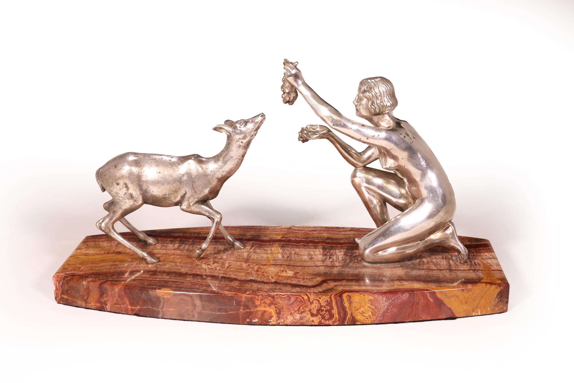 Argenté Bronze argenté Art Déco représentant une femme nourrissant un cerf par DArte C1930 en vente