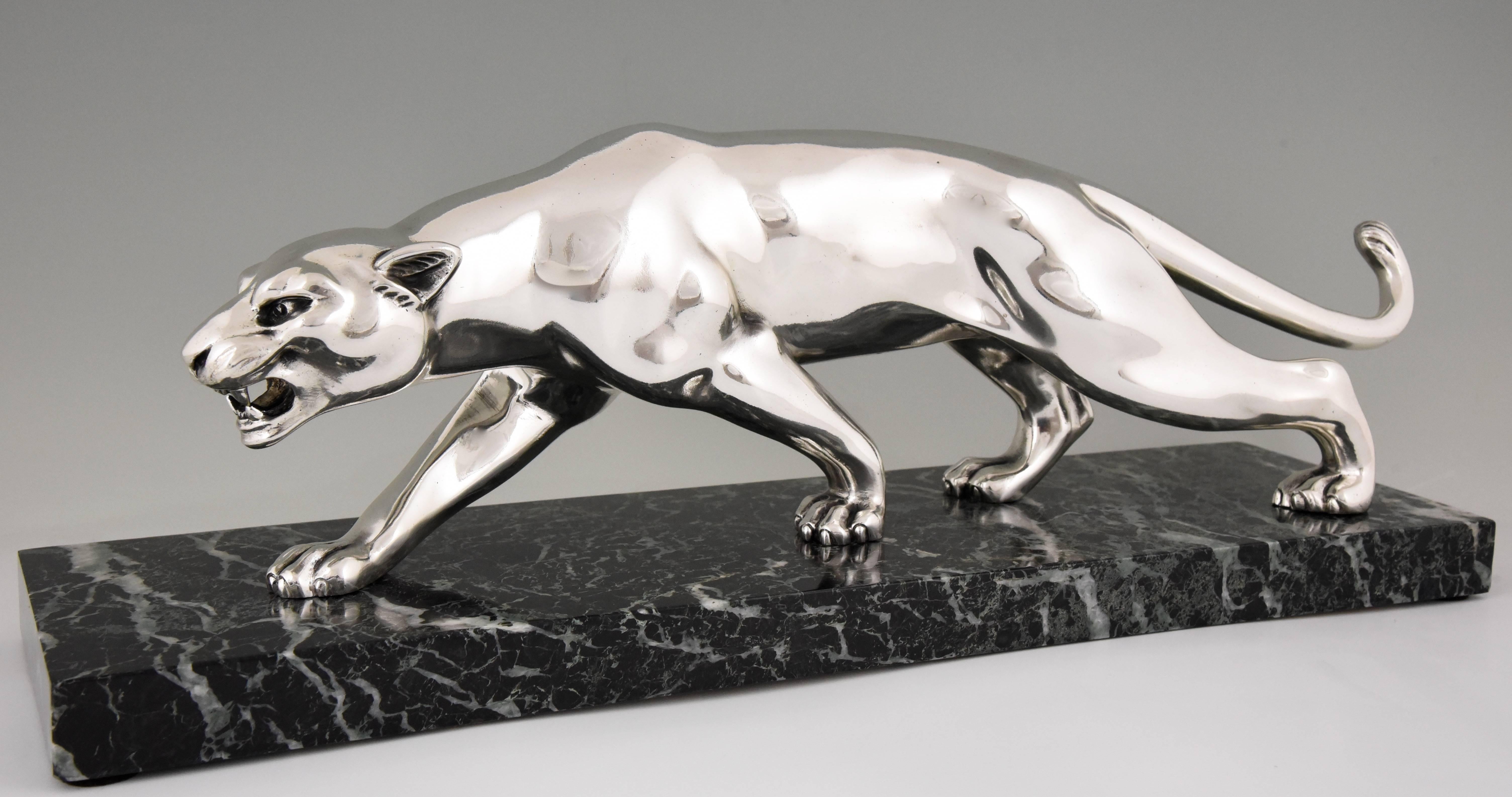 Élégante sculpture Art déco d'une panthère:: signée par Salvatore Melani. Bronze argenté sur un socle en marbre:: France:: 1930.