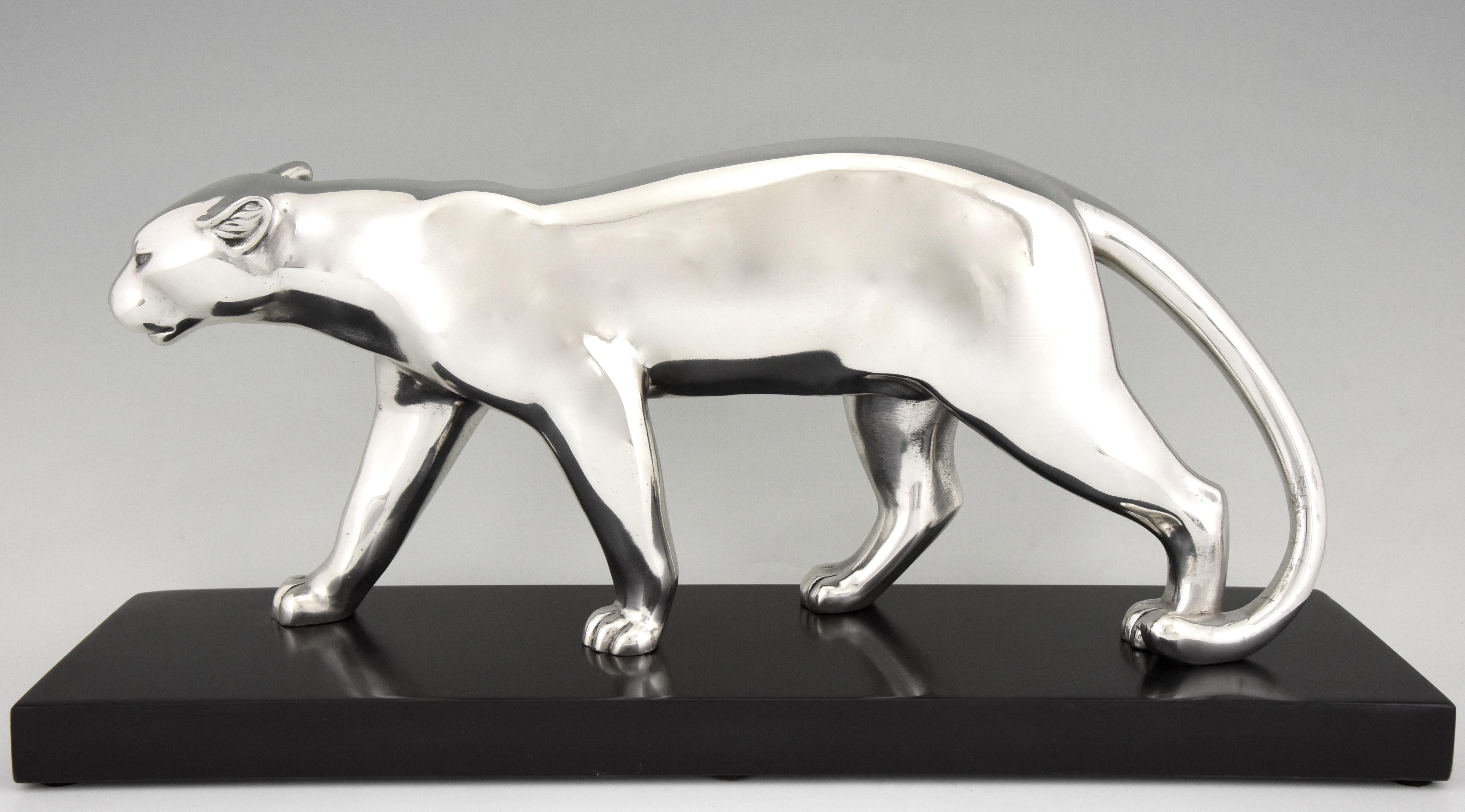 Sculpture de panthère en bronze argenté Art Déco par Emile Louis Bracquemond.
La panthère repose sur un socle en marbre noir belge, France, 1930.
La littérature :
Cette panthère est mentionnée dans le 