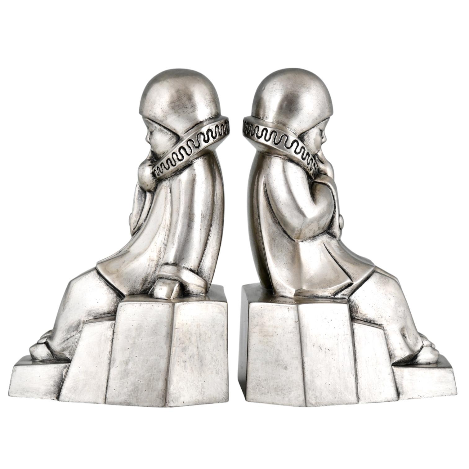Art Deco silvered bronze pierrot bookends by Jean de la Fontinelle.
France 1925. 
Bronze with silver patina. 

Information on the artist: 	
Craquelés, Patrick Malaureille, Massin Editeur. 
Dictionnaire des peintres, sculpteurs, dessinateurs et