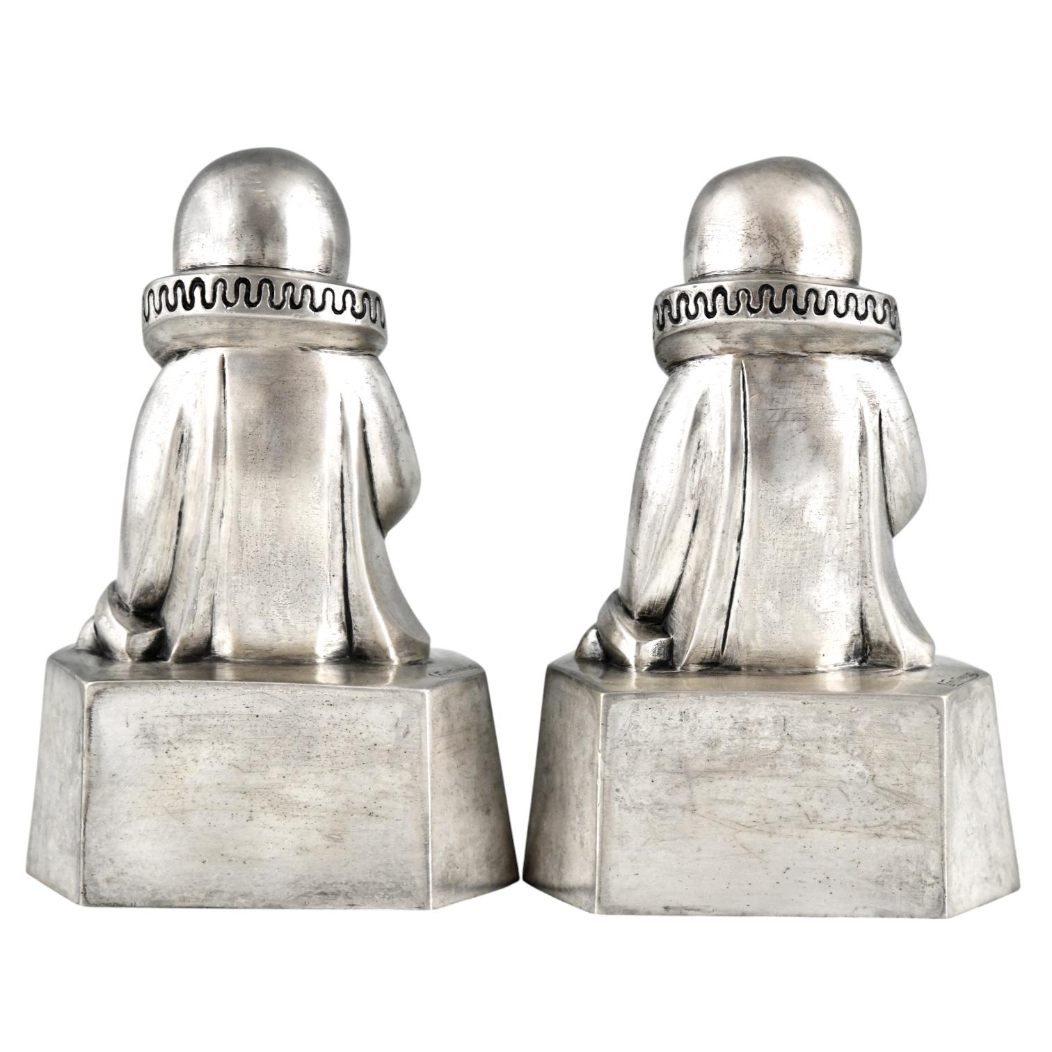 Art Deco silvered bronze pierrot bookends by Jean de la Fontinelle. In Good Condition For Sale In Antwerp, BE
