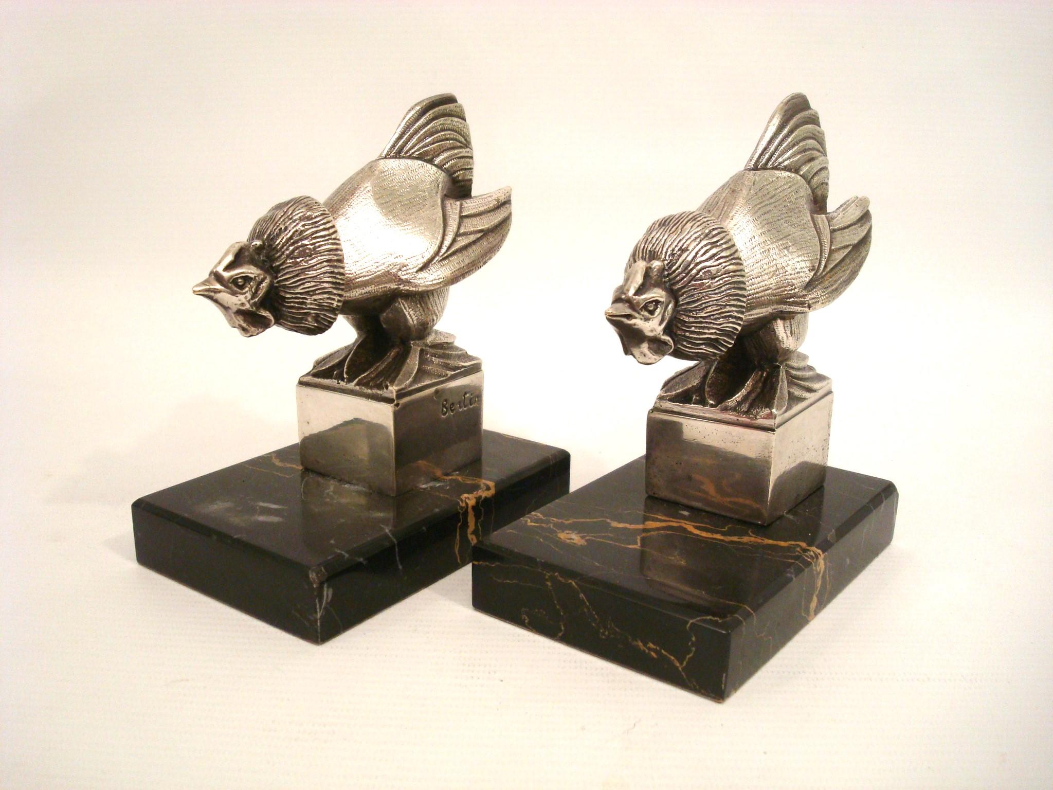Bronze Serre-livres Art Déco en bronze argenté avec coq. France années 1920. en vente