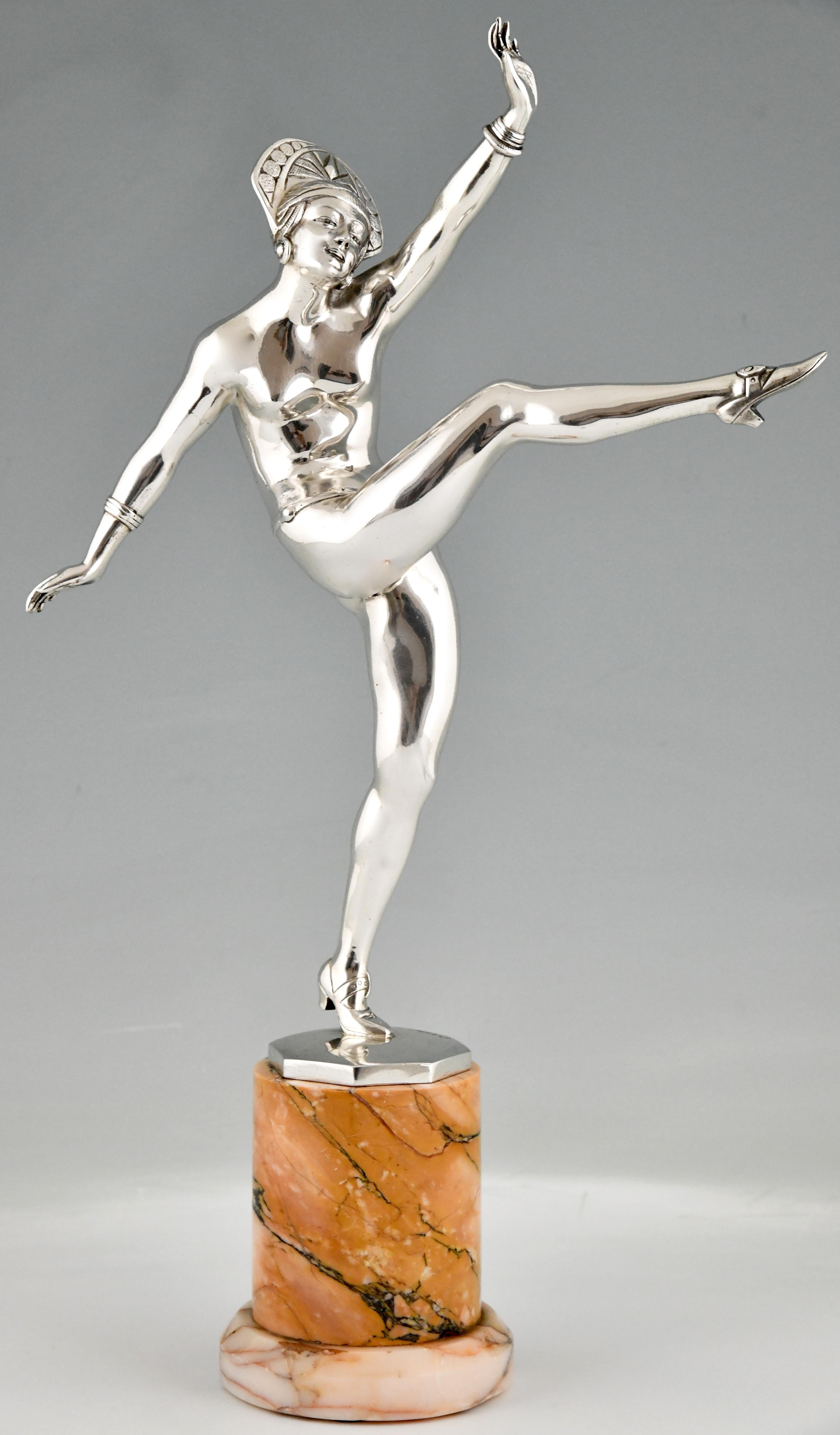 Art Deco versilberte Bronze Skulptur nackte Tänzerin.
High Kicker von J. P. Morante.
Versilberte Bronze auf einem runden Marmorsockel.
Frankreich 1925.
Dieses Modell ist illustriert in:
Bronzen, Bildhauer und Stifter von H. Berman, Abage.
Art