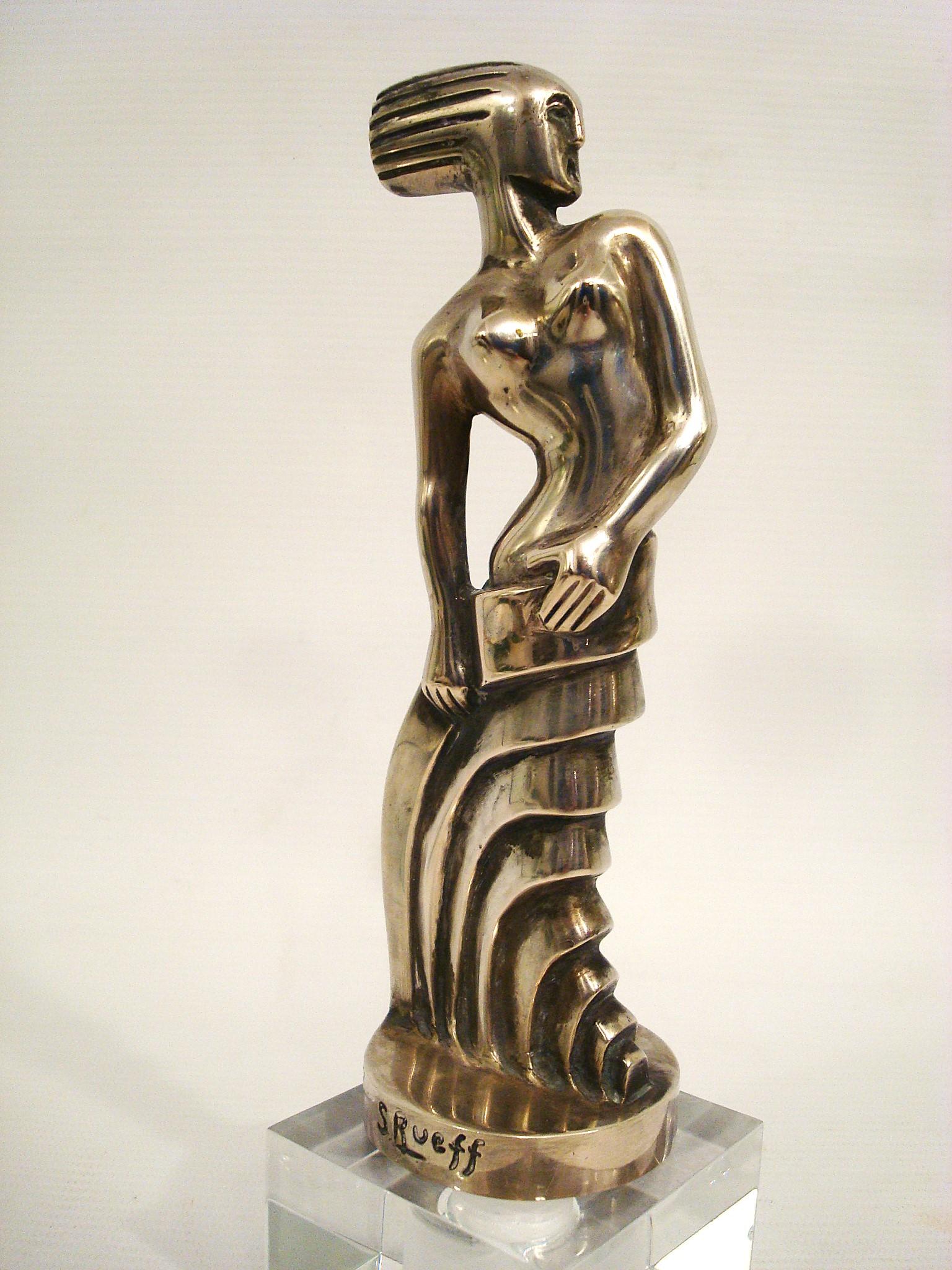 Versilberte Bronzeskulptur im Art déco-Stil, stehende Frau, von S. Rueff, Frankreich, 1925.
Stilisierte Art-Déco-Frau. Seltene Auto-Maskottchen-Haubenverzierung. Kann auch als Briefbeschwerer verwendet werden. Stilisierte Art-Déco-Frau, versilberte