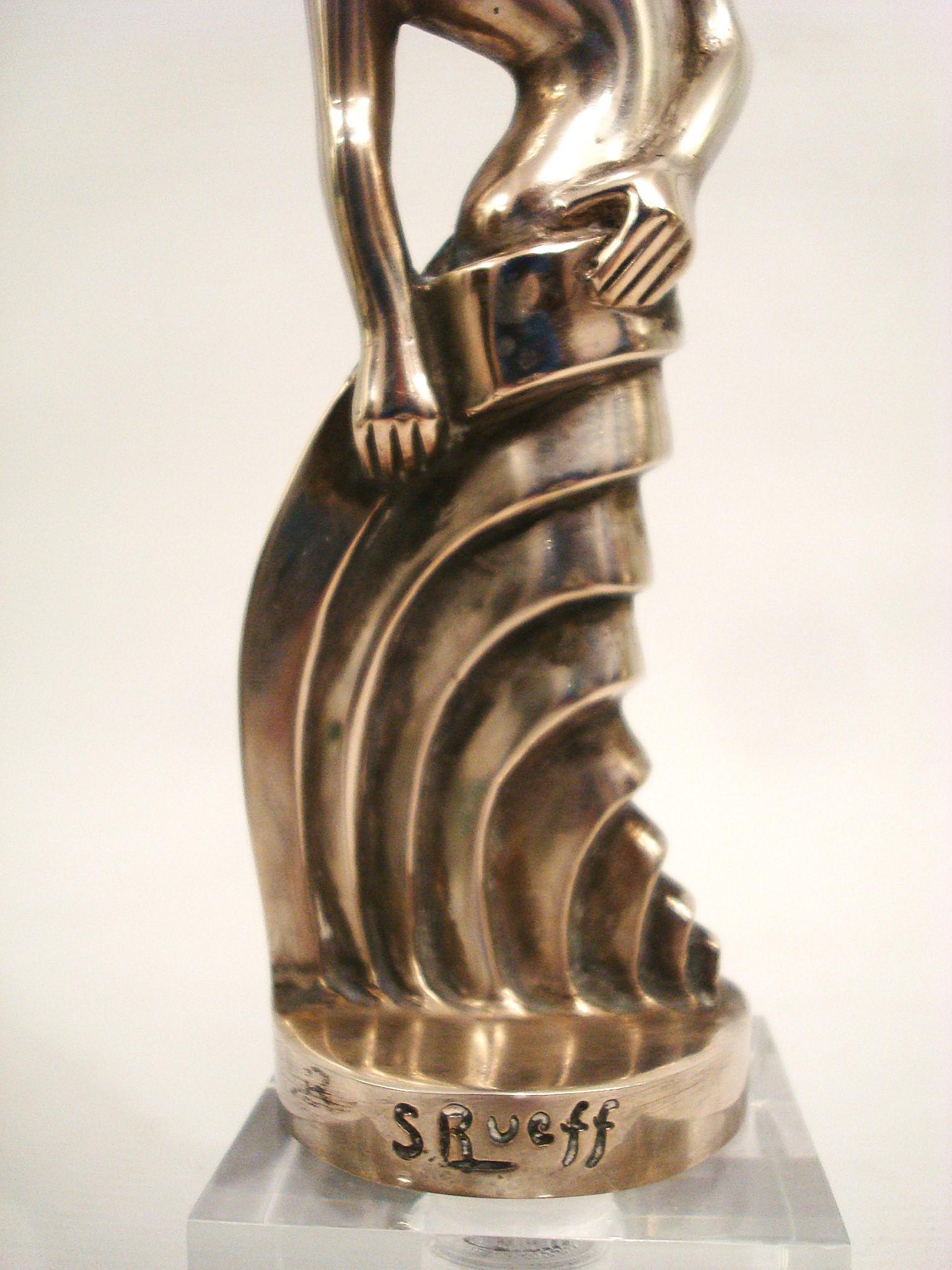 Versilberte Bronzeskulptur einer stehenden Frau im Art déco-Stil von S. Rueff, Frankreich, 1925 (20. Jahrhundert) im Angebot