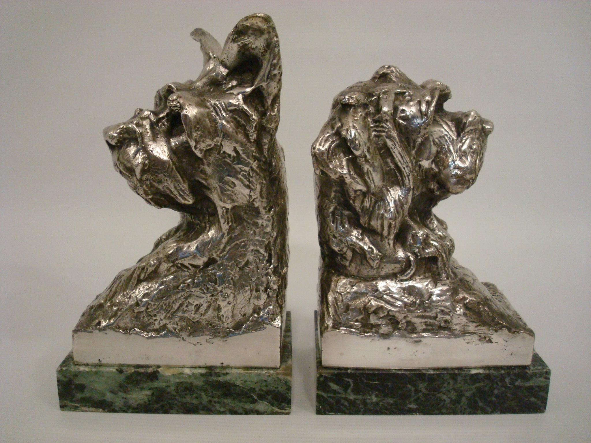 Art Deco West Highland Terrier Buchstützen von Maximilian Fiot, um 1920.

Ein hervorragendes Paar bronzener Buchstützen, die West Highland Terrier in verschiedenen Posen darstellen, exquisit gegossen im Cire Perdue-Verfahren
