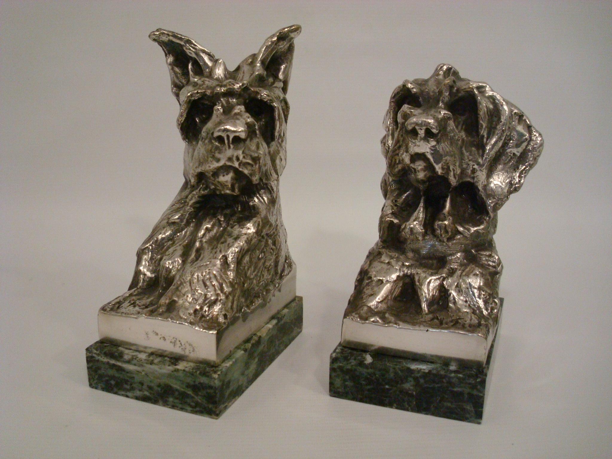 Versilberte Bronzeskulptur Terrier-Hundebüste im Art déco-Stil, M. Louis Fiot, Buchstützen, M. Louis Fiot, 1920 (Französisch) im Angebot