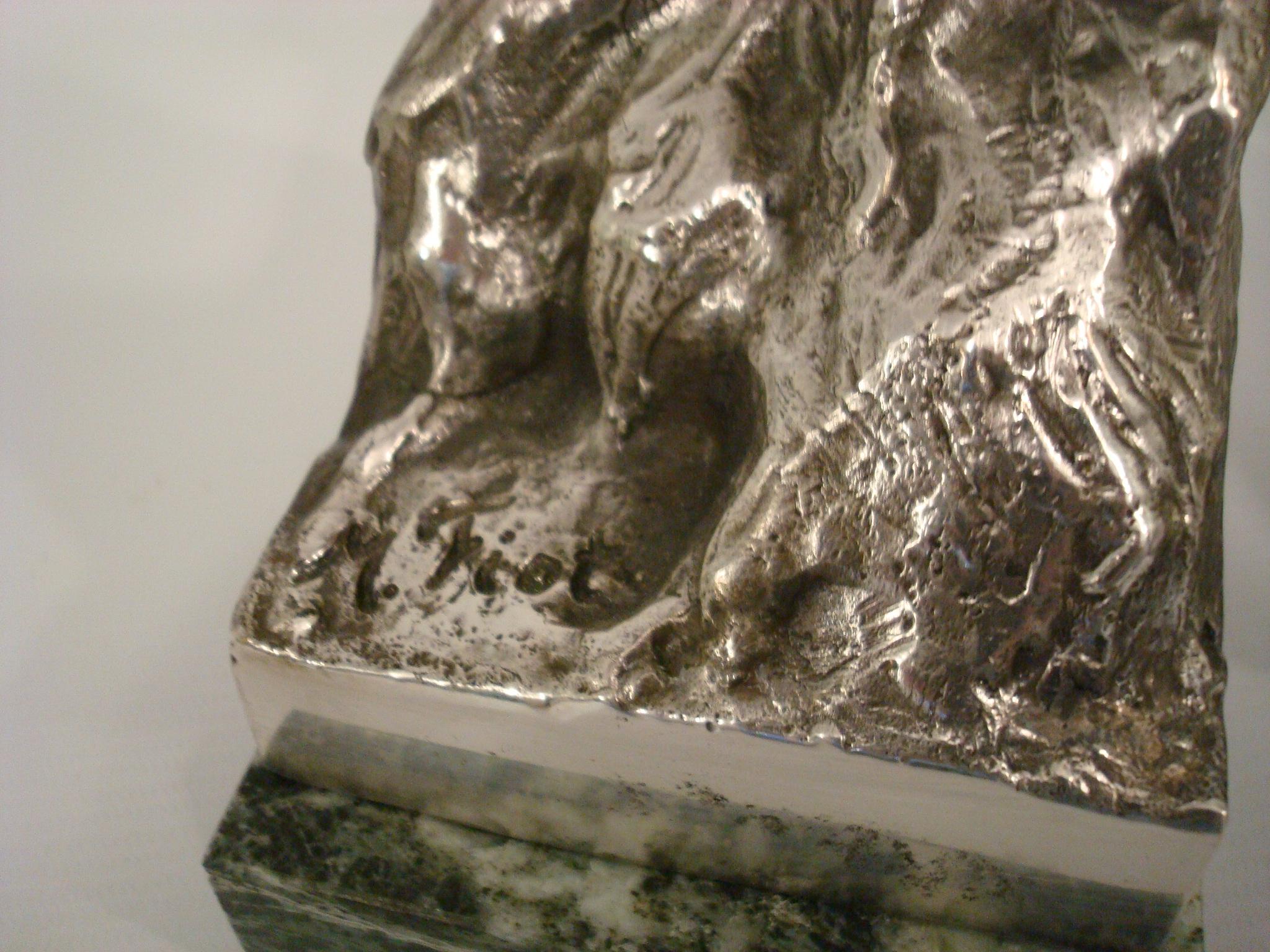Versilberte Bronzeskulptur Terrier-Hundebüste im Art déco-Stil, M. Louis Fiot, Buchstützen, M. Louis Fiot, 1920 (20. Jahrhundert) im Angebot