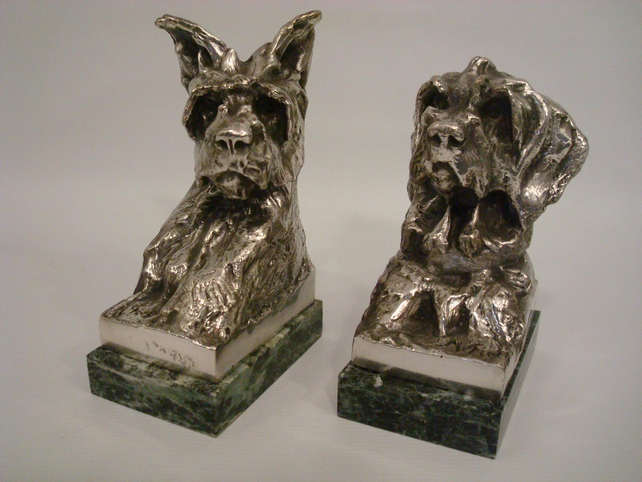 Versilberte Bronzeskulptur Terrier-Hundebüste im Art déco-Stil, M. Louis Fiot, Buchstützen, M. Louis Fiot, 1920 im Angebot 1