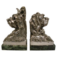 Serre-livres Art Déco en bronze argenté avec buste de chien de terrier M. Louis Fiot, 1920