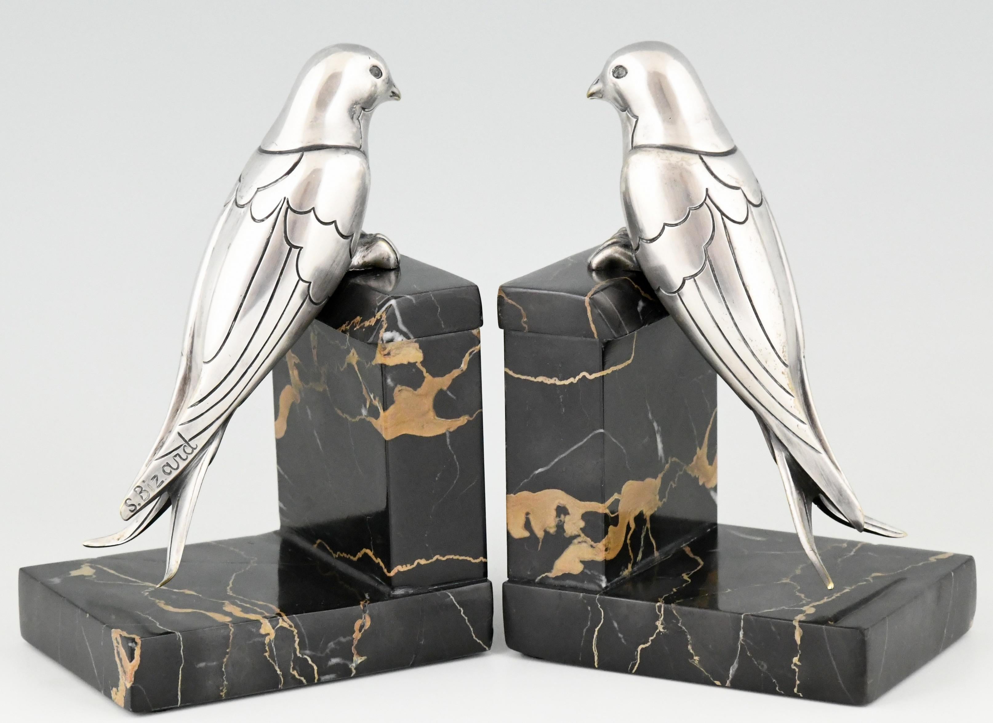 Lovely pair of Art Deco silvered bronze swalow bookends by the French artist Suzanne Bizard, Ca 1930.
The bird sculptures are mounted on Portor marble base.
Literature:
“Art Deco and other figures” by Brian Catley, Antique collectors club.