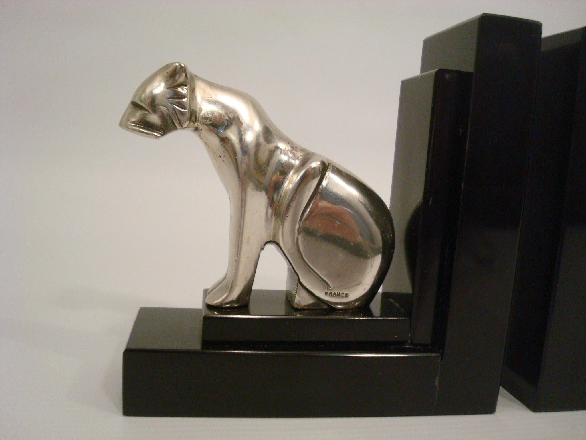 Art Deco Versilberte Bronze Tiger Buchstützen - Frankreich 1930er Jahre (Französisch) im Angebot