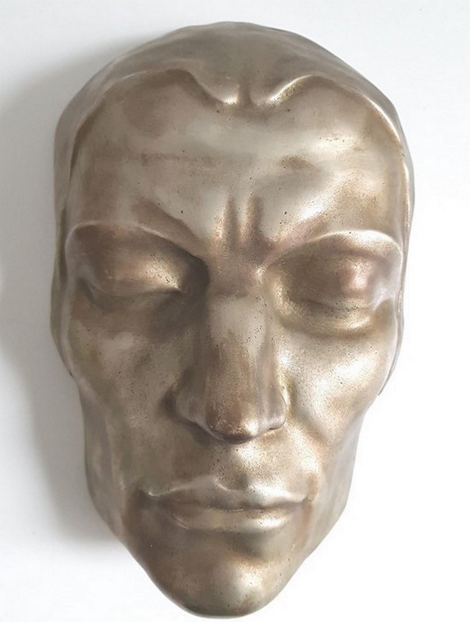 Fine quality gilt bronze wall mask of a male subject with striking features, by Doris Kathleen Flinn. This piece could be wall hung, hung on a stand or even used to make a superb lamp base. It is an original piece and a rare piece by a female