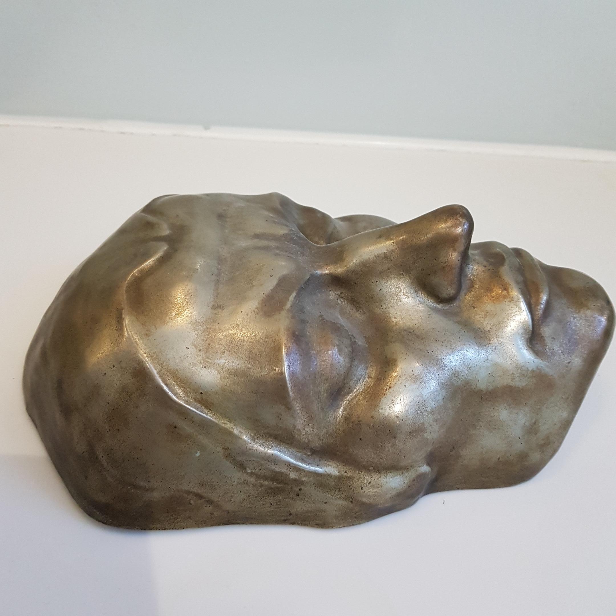 Hochwertige vergoldete Bronzewandmaske eines männlichen Motivs mit markanten Gesichtszügen von Doris Kathleen Flinn. Dieses Stück kann an die Wand gehängt, auf einem Ständer aufgehängt oder sogar als hervorragender Lampenfuß verwendet werden. Es ist