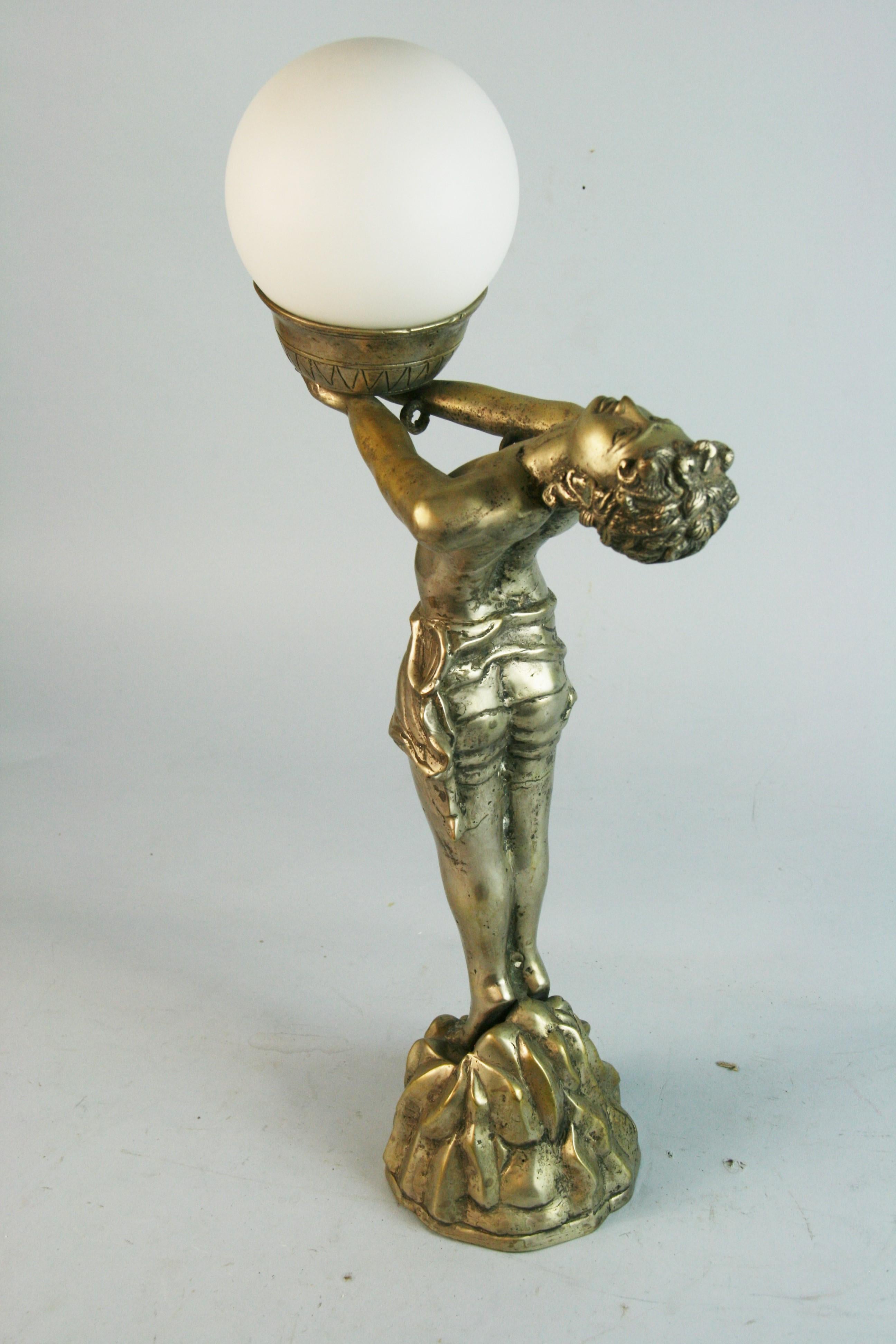 Lampe figurative Art Déco argentée avec globe en verre dépoli en vente 5