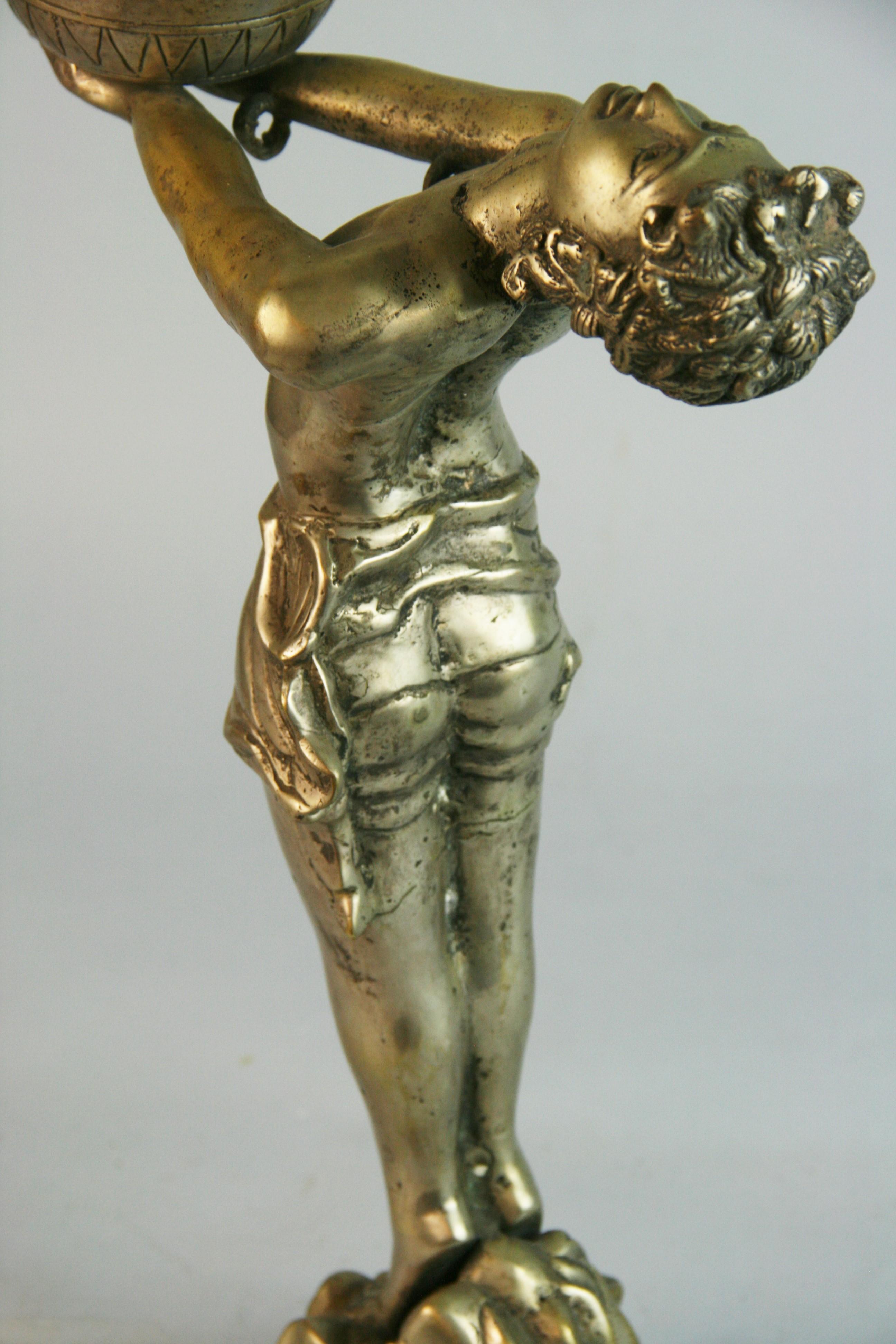 Lampe figurative Art Déco argentée avec globe en verre dépoli en vente 6