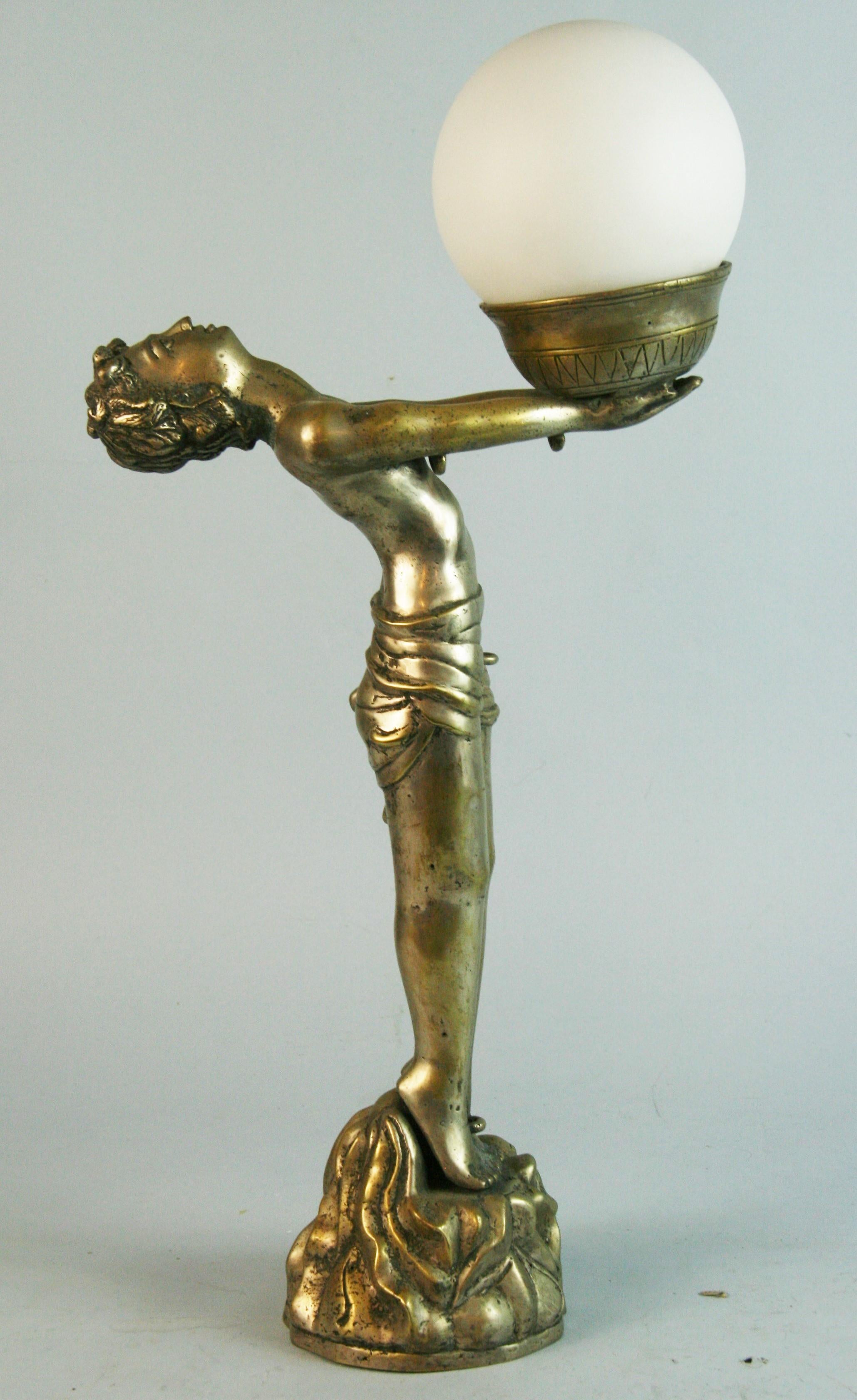 1739 Lampe figurative Art déco en laiton argenté tenant un globe en verre dépoli.
Rewired Takes one 60 wall candelabra bulb 60 watt max