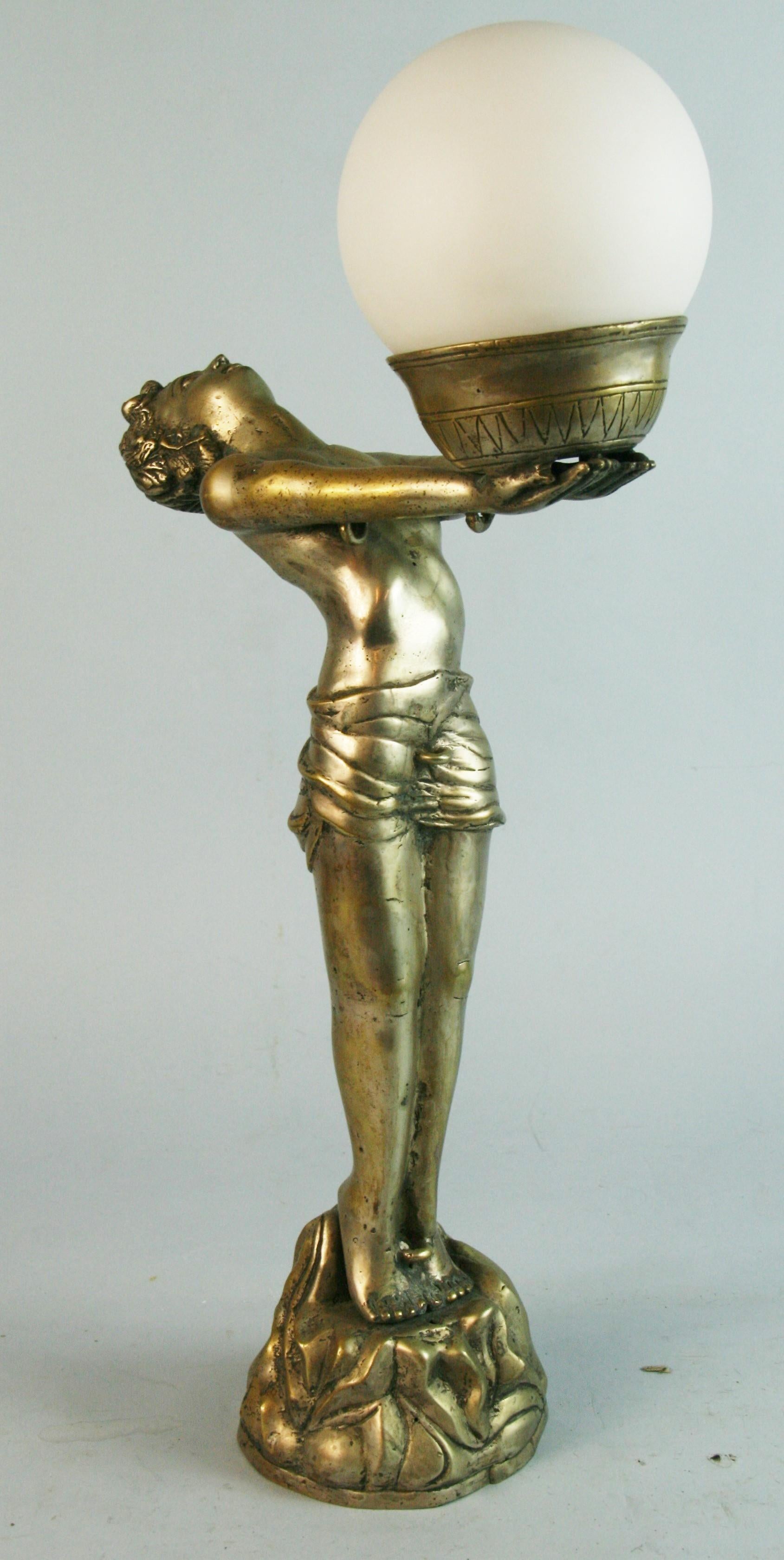 Milieu du XXe siècle Lampe figurative Art Déco argentée avec globe en verre dépoli en vente