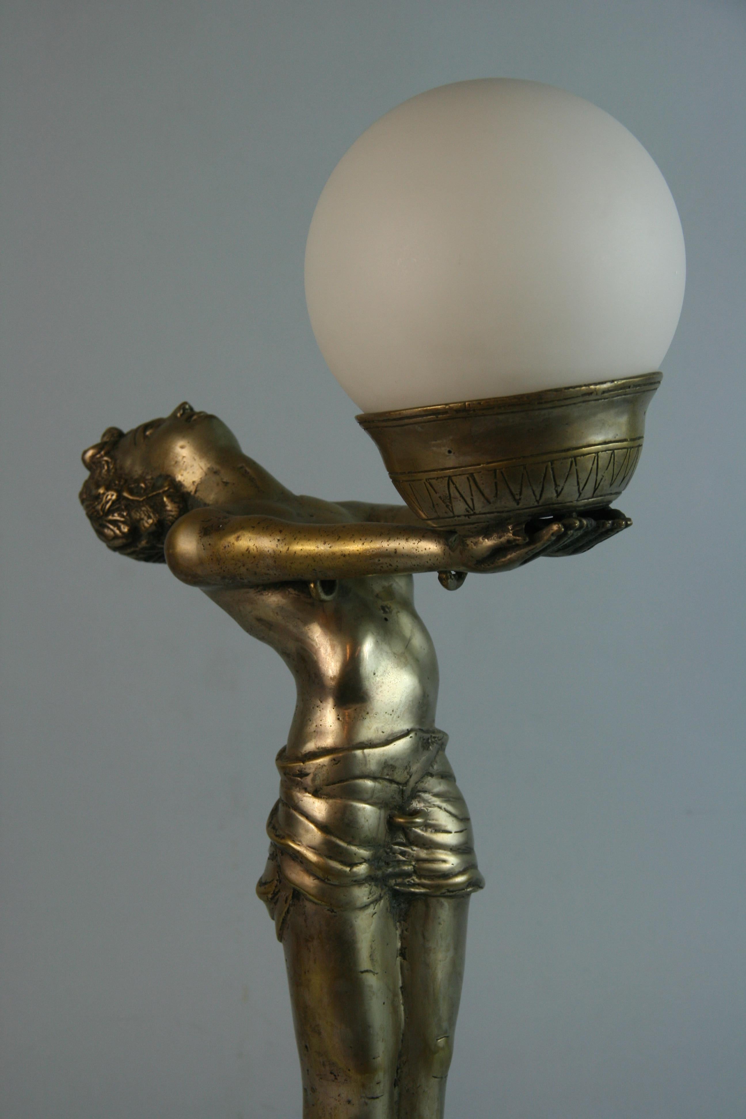 Laiton Lampe figurative Art Déco argentée avec globe en verre dépoli en vente