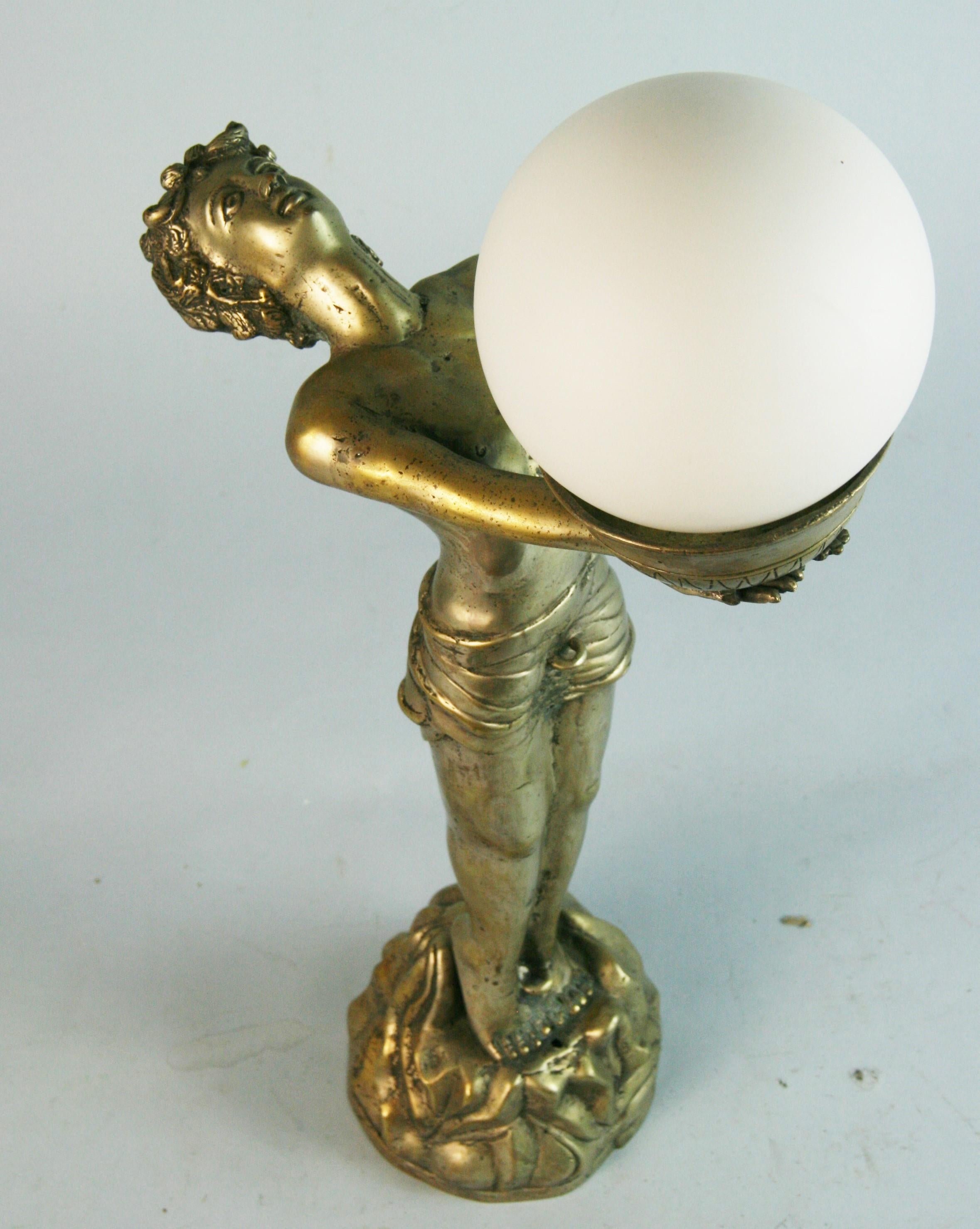 Lampe figurative Art Déco argentée avec globe en verre dépoli en vente 1